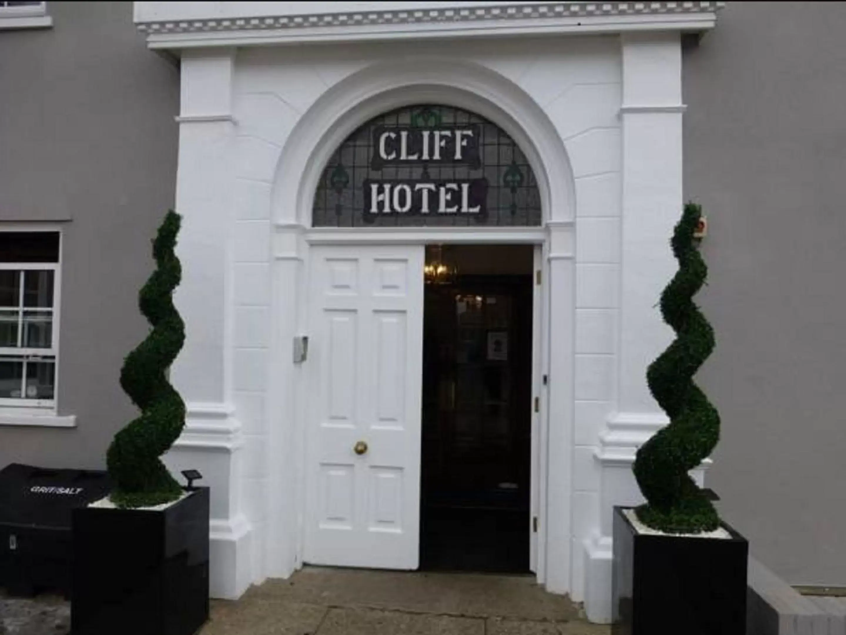 Facade/entrance in Cliff Hotel