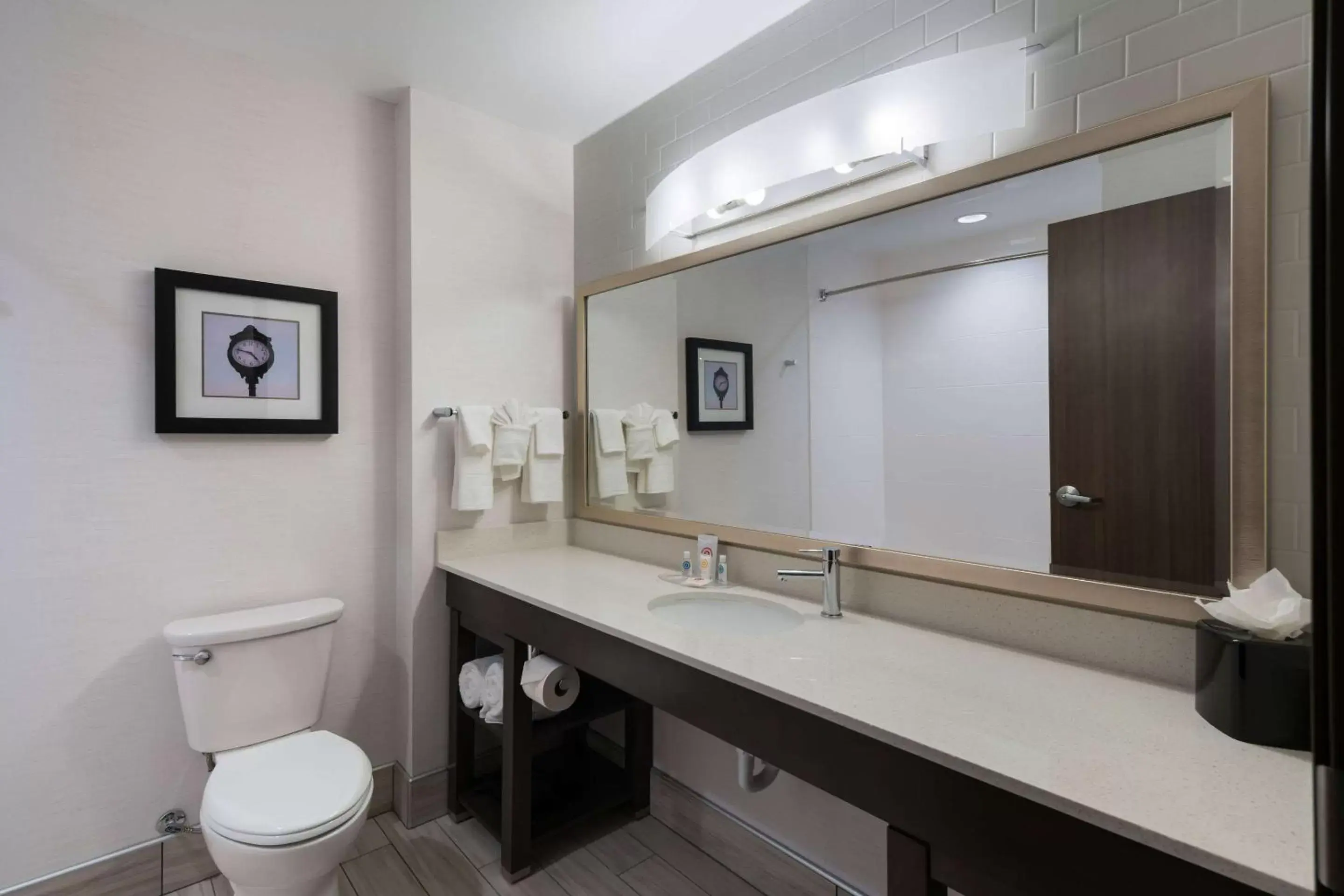 Bathroom in Comfort Suites Kennewick at Southridge