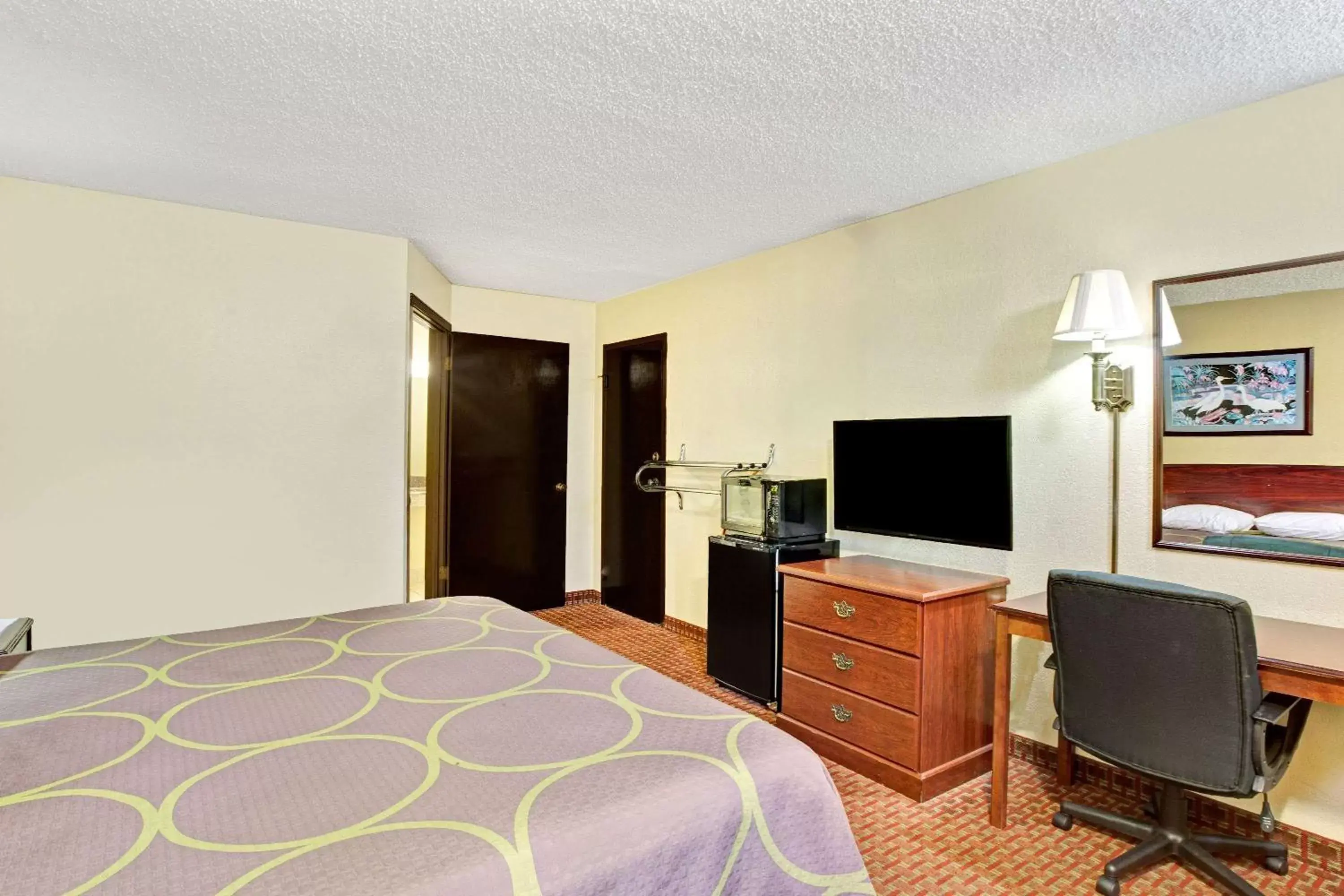 Photo of the whole room, Bed in Super 8 by Wyndham Shawnee