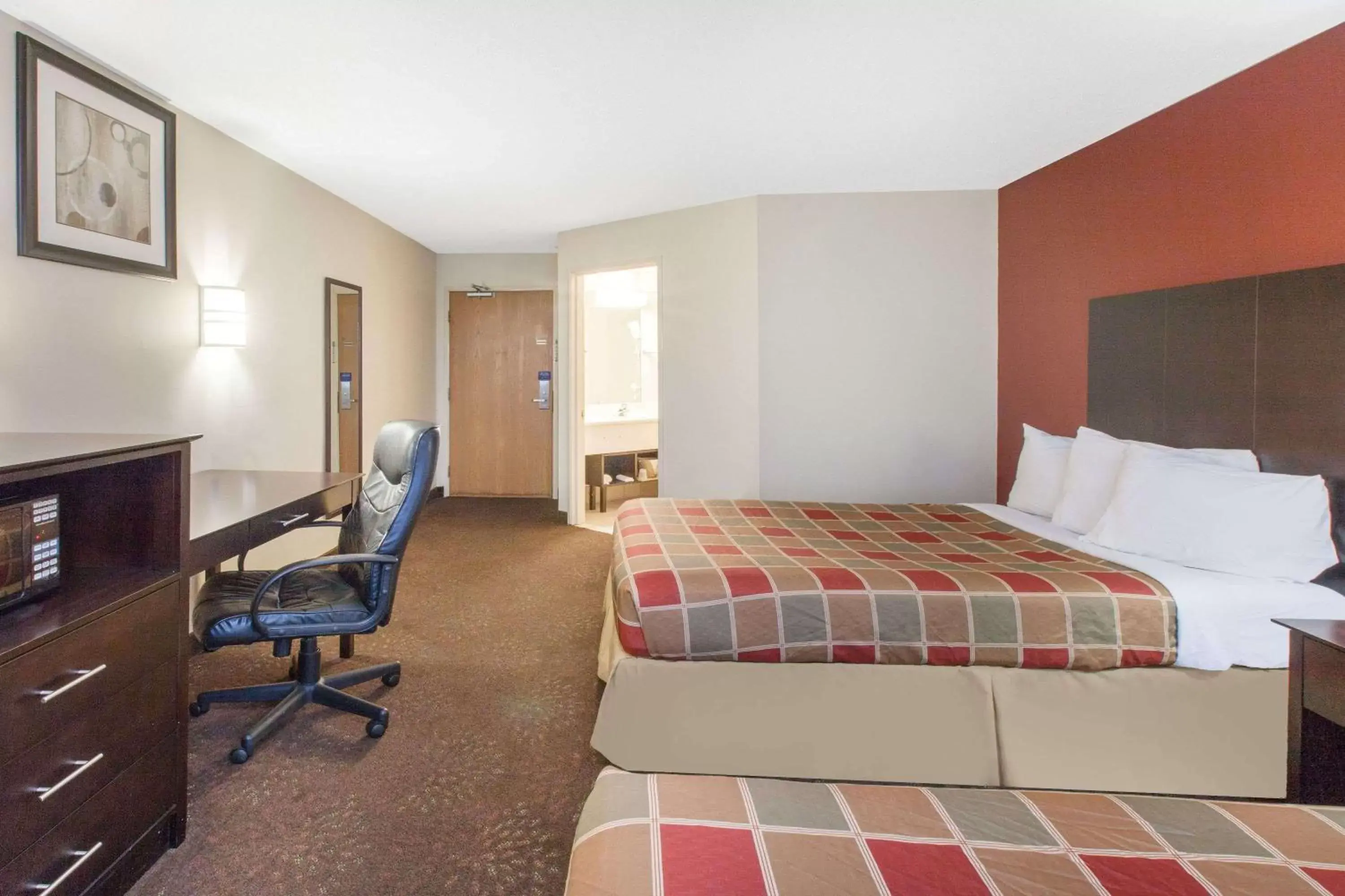 Photo of the whole room in Travelodge by Wyndham Romulus Detroit Airport