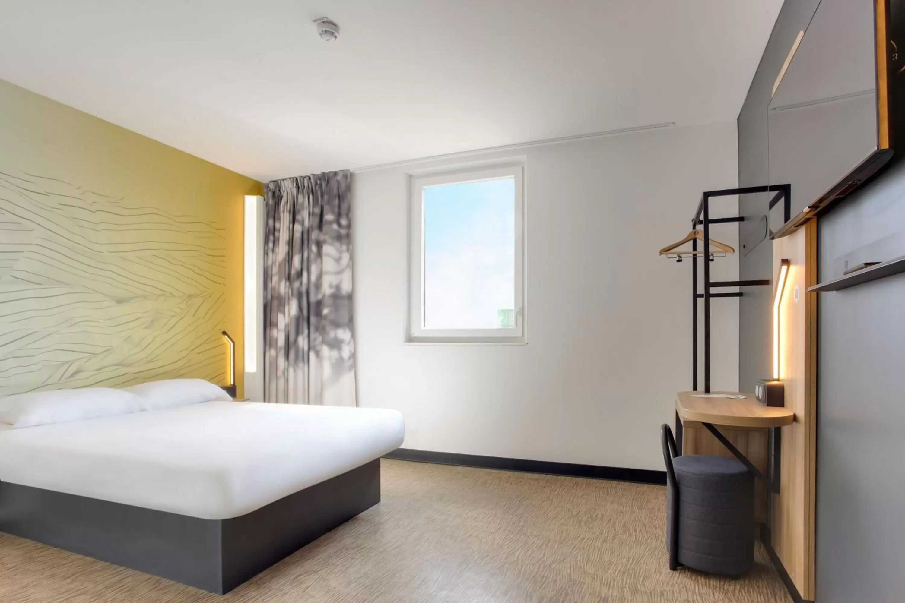 Bedroom, Bed in B&B HOTEL Saintes