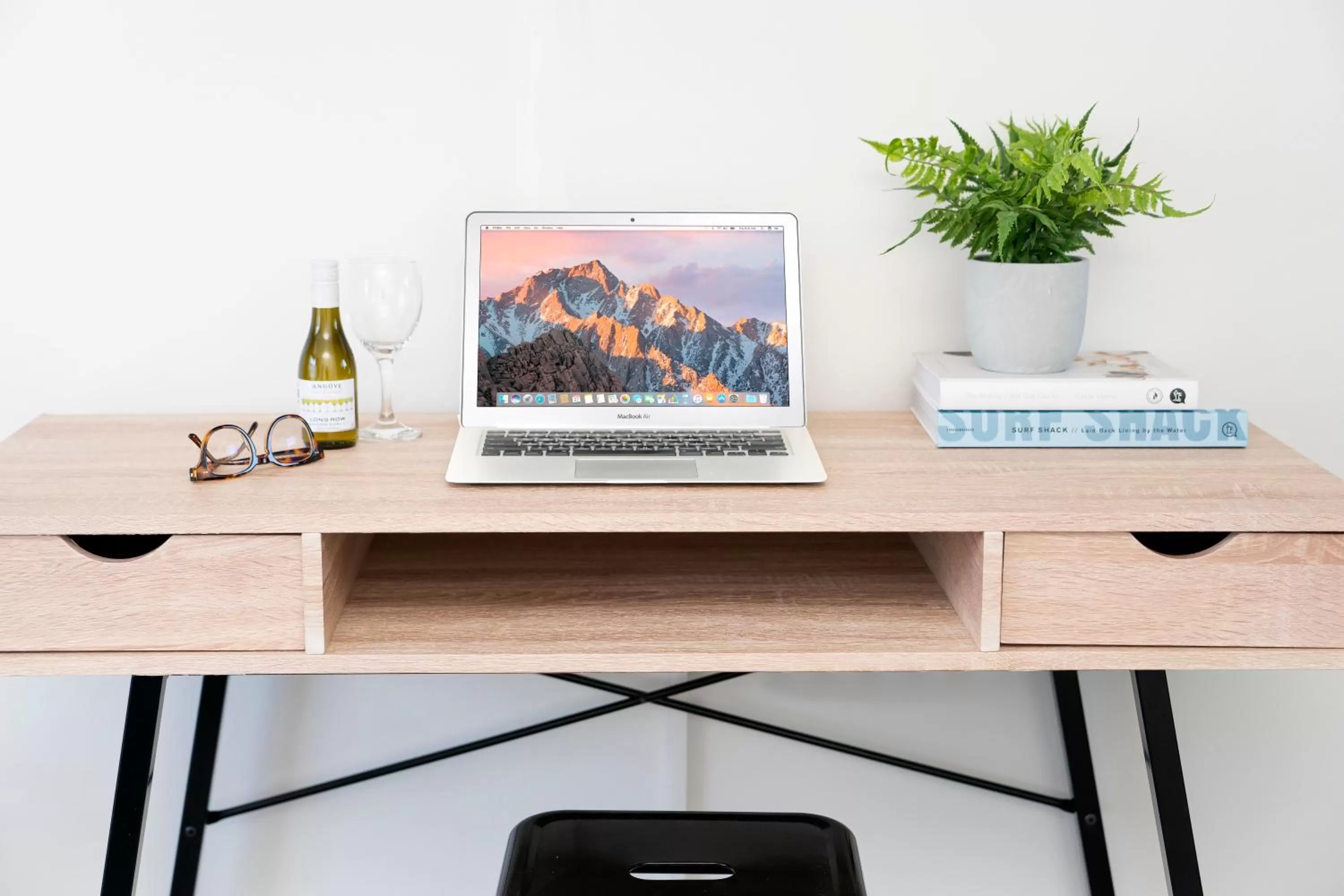 Decorative detail in The Mid Pacific