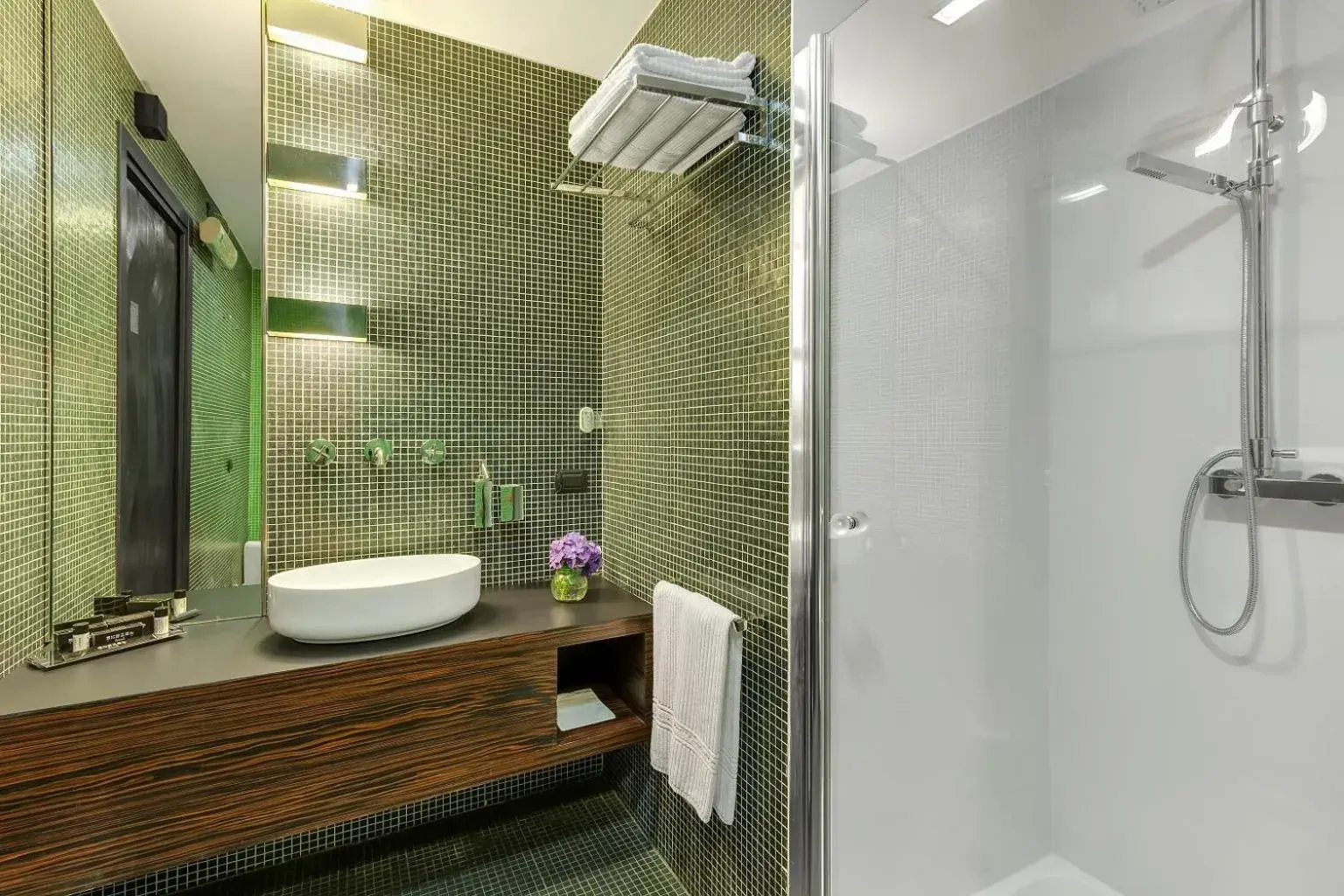 Shower, Bathroom in Hotel Ancora