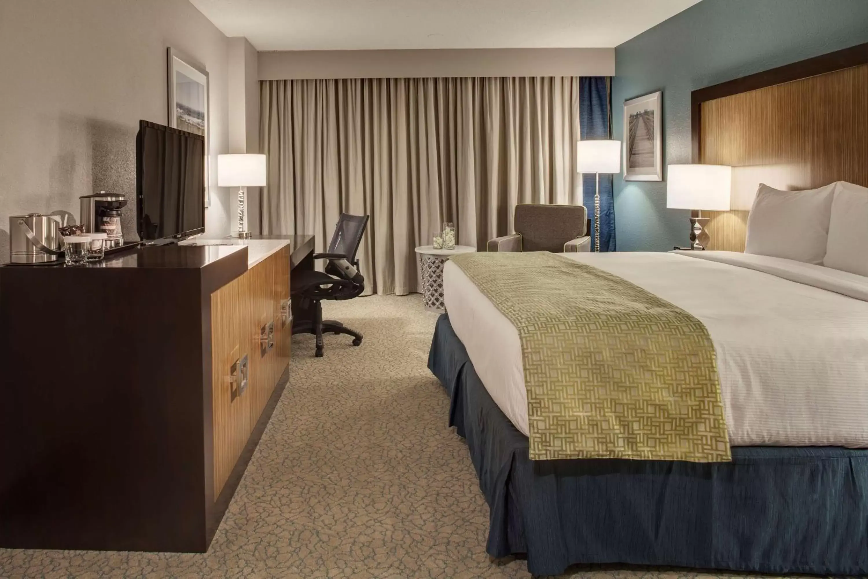 Bed in DoubleTree by Hilton Hotel Jacksonville Airport