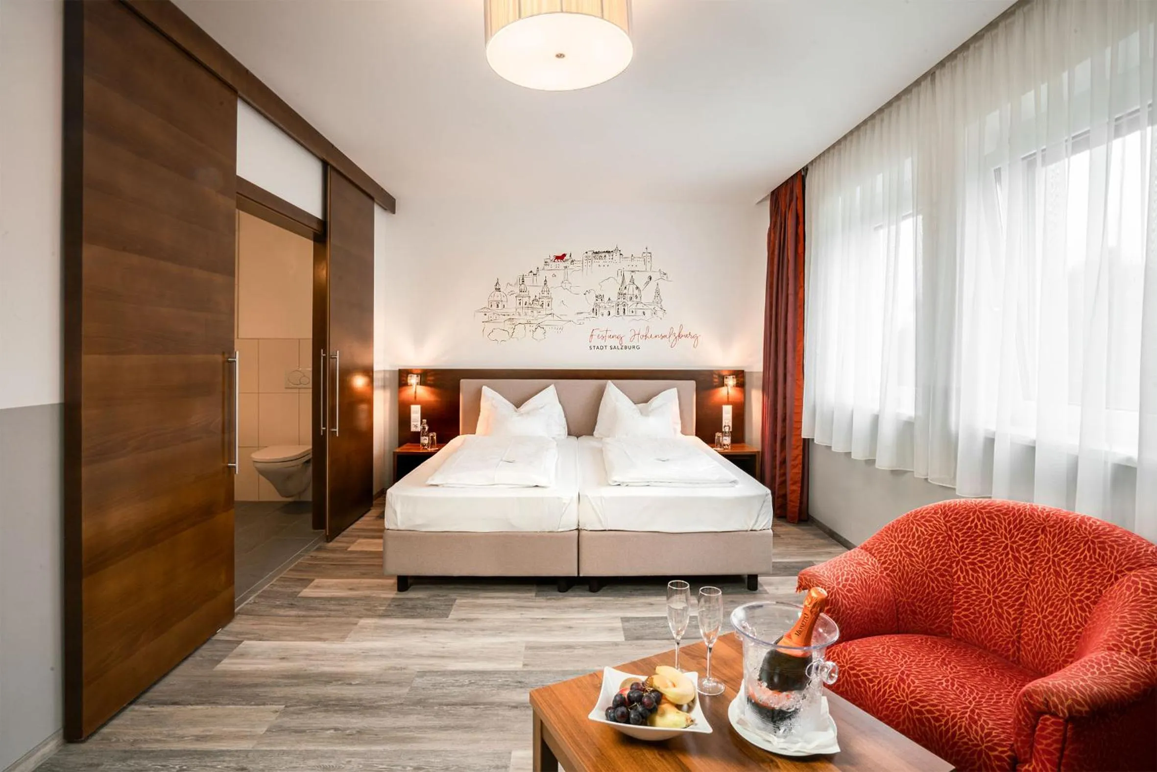 Living room, Bed in Best Western Hotel am Walserberg