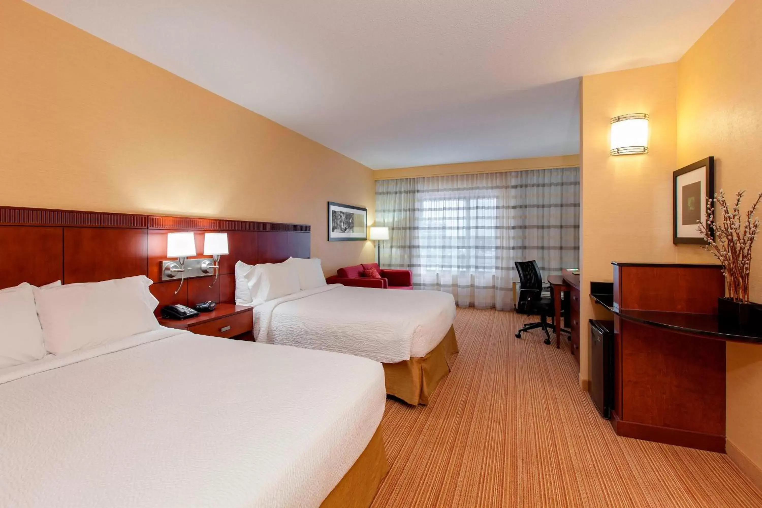 Queen Room with Two Queen Beds in Courtyard by Marriott Chicago Schaumburg/Woodfield Mall