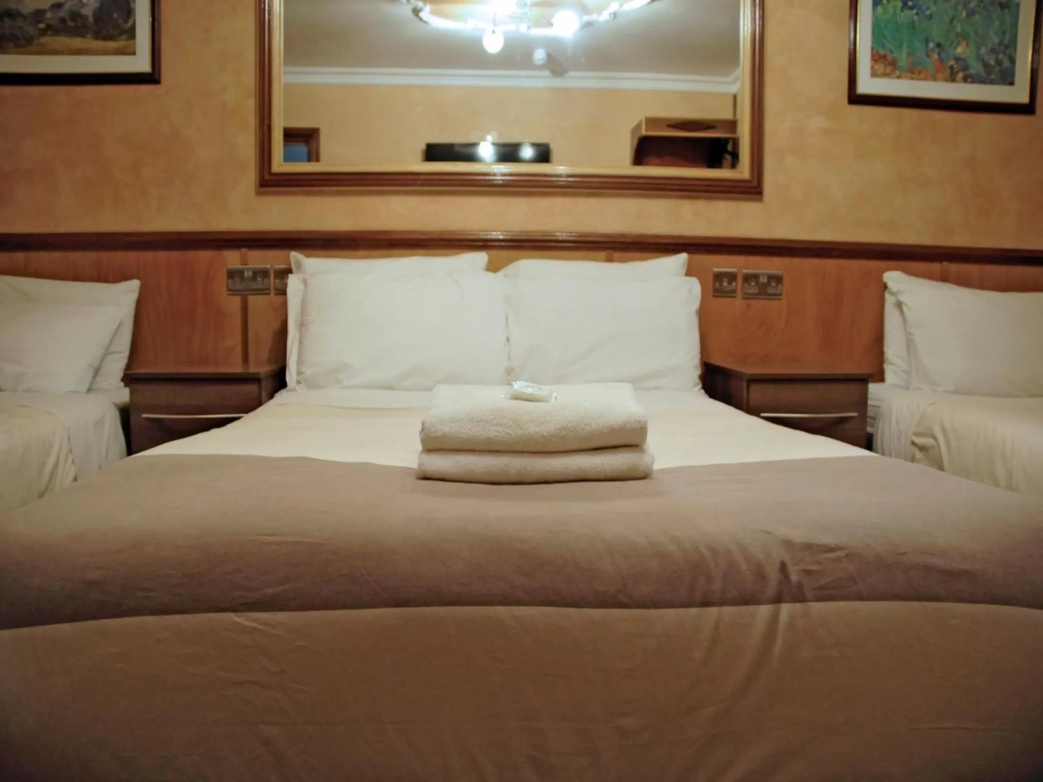 Photo of the whole room, Bed in Cricklewood Lodge Hotel