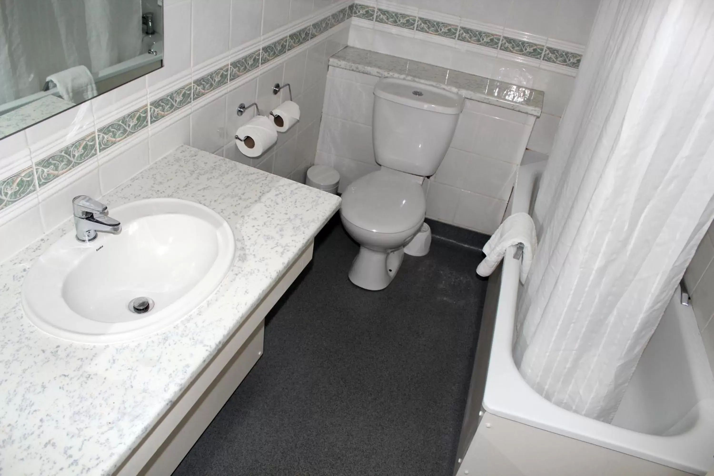 Shower, Bathroom in Discovery Inn - Leeds
