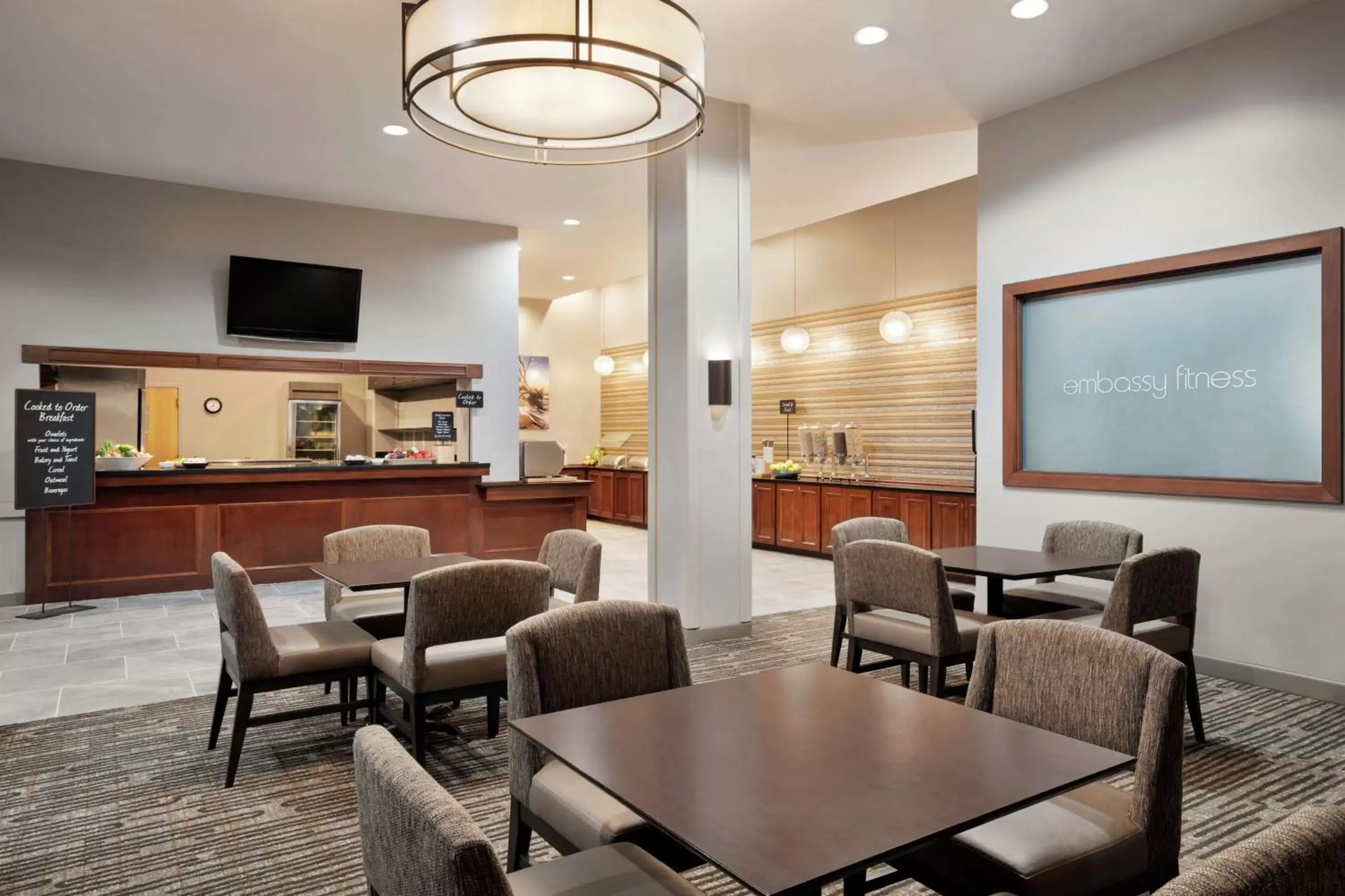 Dining area, Lounge/Bar in Embassy Suites Brunswick