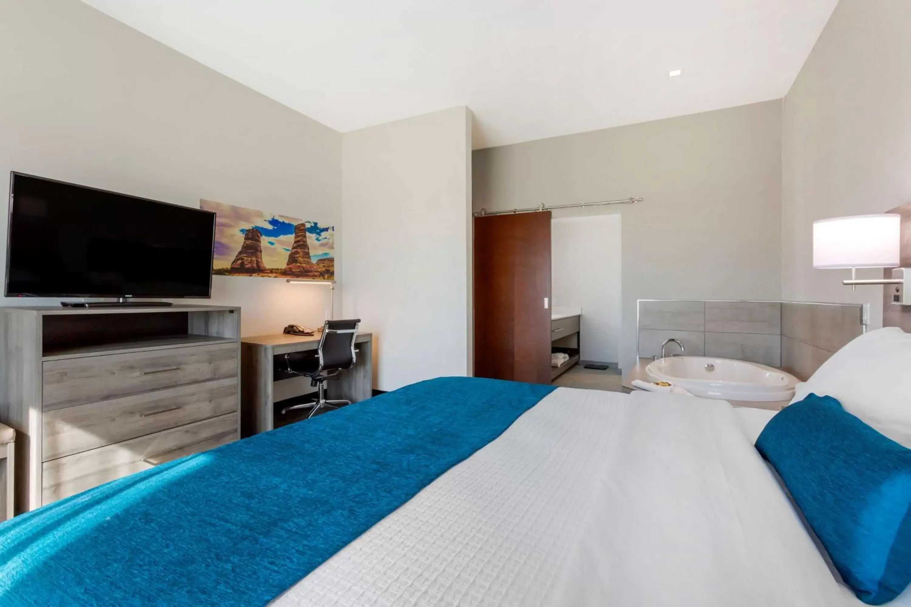 Balcony/Terrace, Bed in Best Western Plus Executive Residency Phoenix North Happy Valley