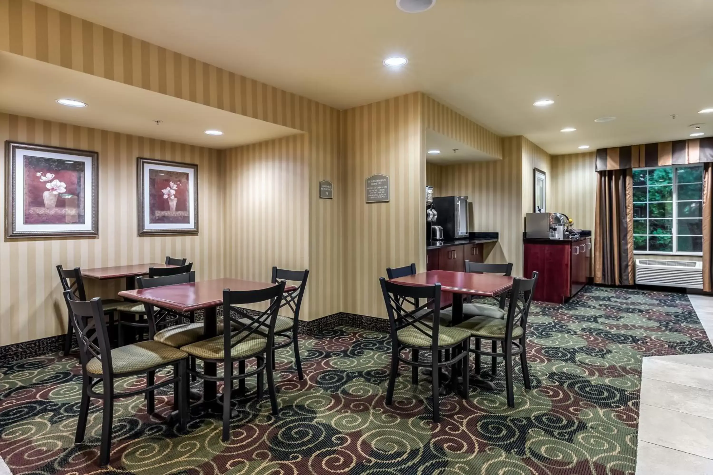 Lobby or reception, Restaurant/Places to Eat in Cobblestone Inn & Suites - Vinton, IA