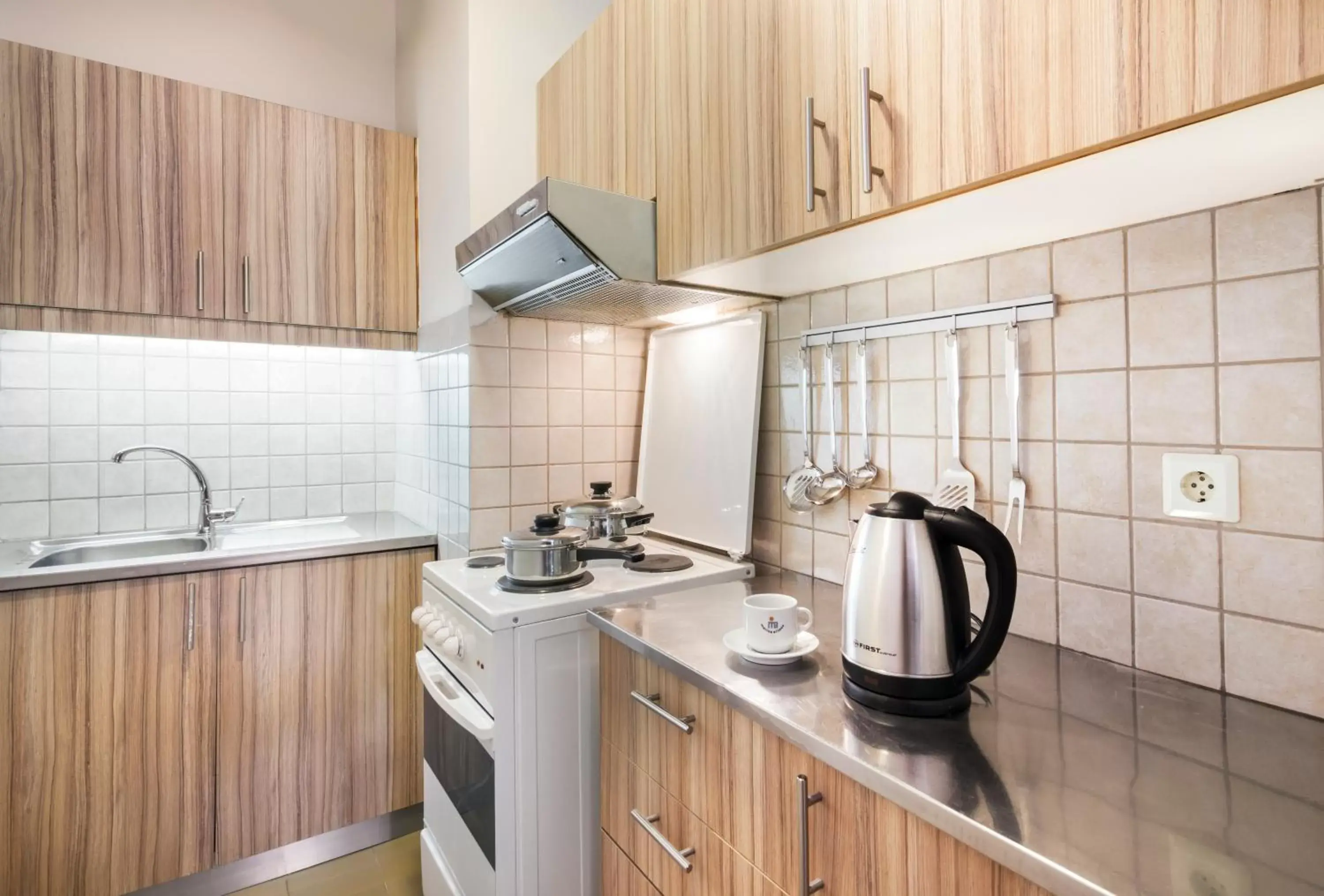 Coffee/tea facilities, Kitchen/Kitchenette in Marina Alimos Hotel Apartments