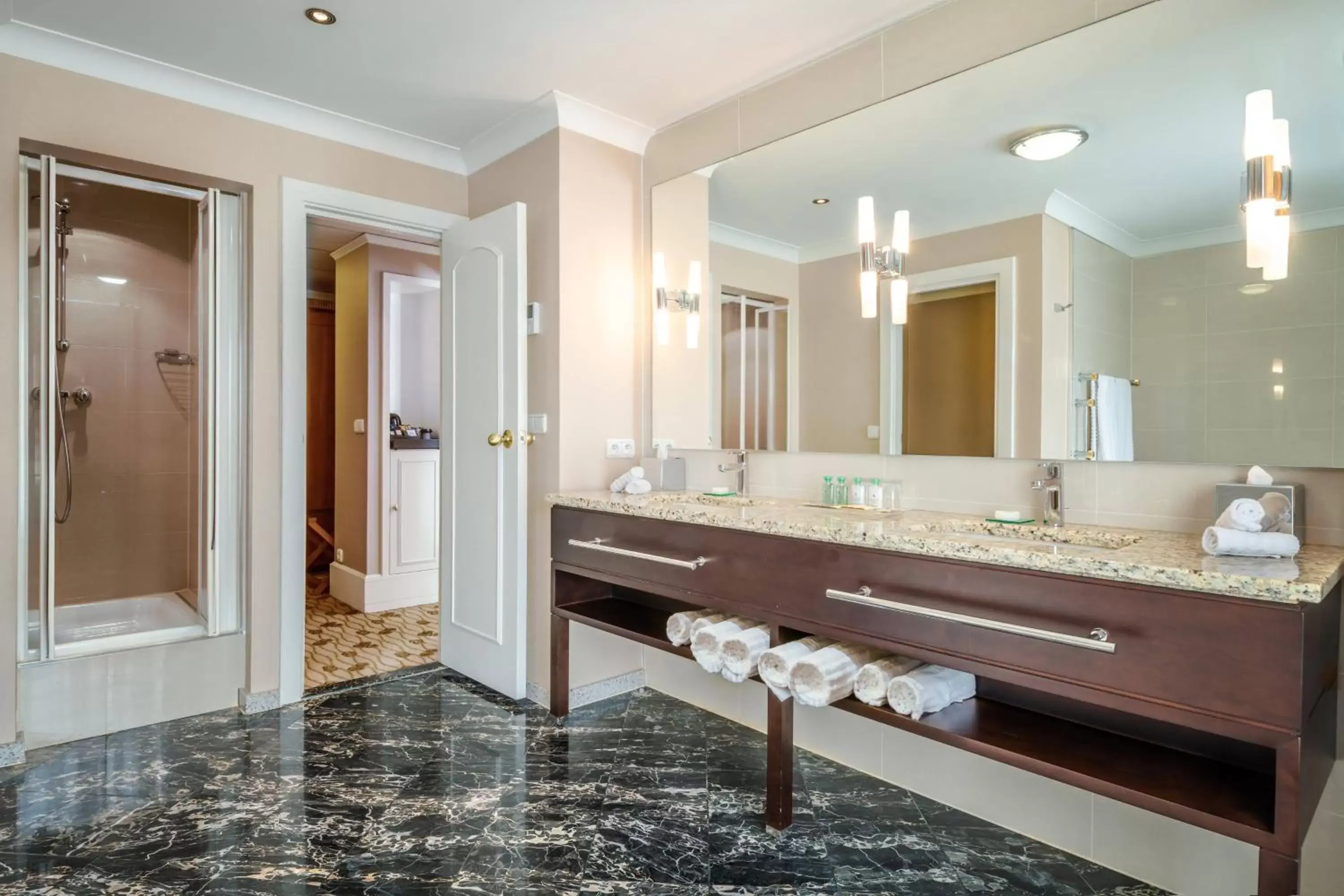 Bathroom in Renaissance Brussels Hotel