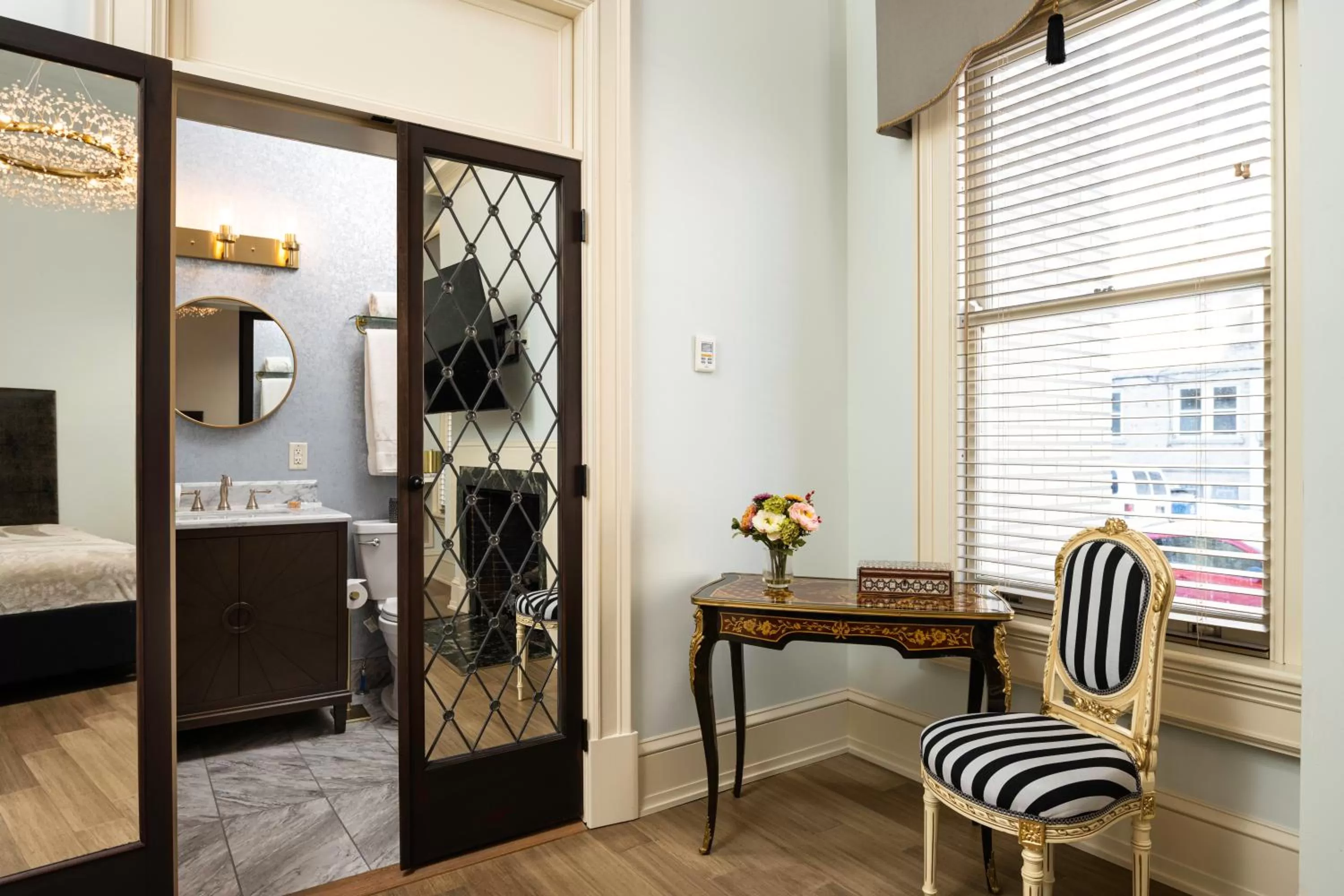 Seating area, Bed in The Edward Buffalo