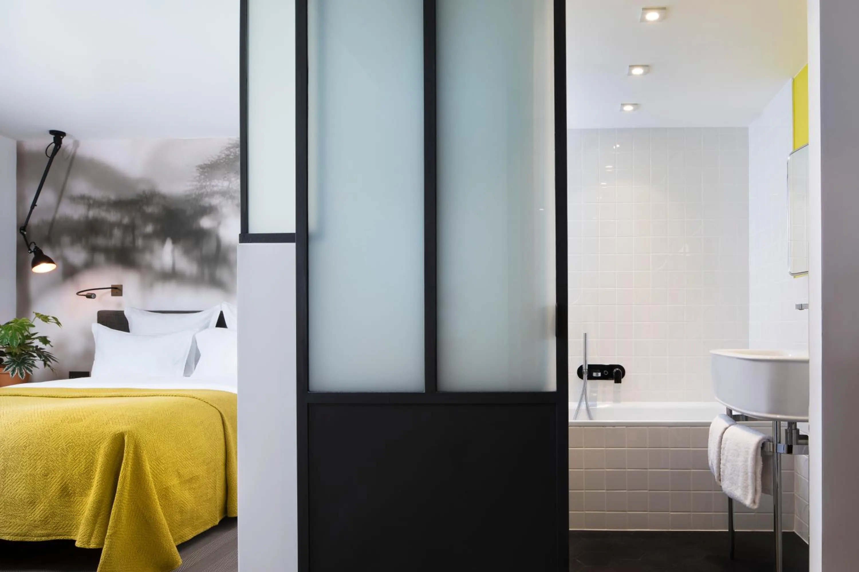 Photo of the whole room, Bed in Hôtel Les Deux Girafes