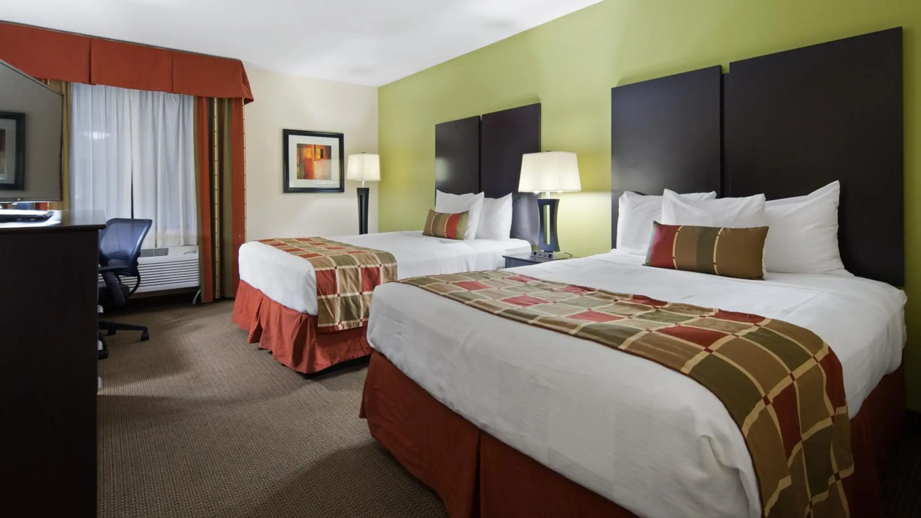 Bed in Best Western Plus Huntersville Inn & Suites Near Lake Norman