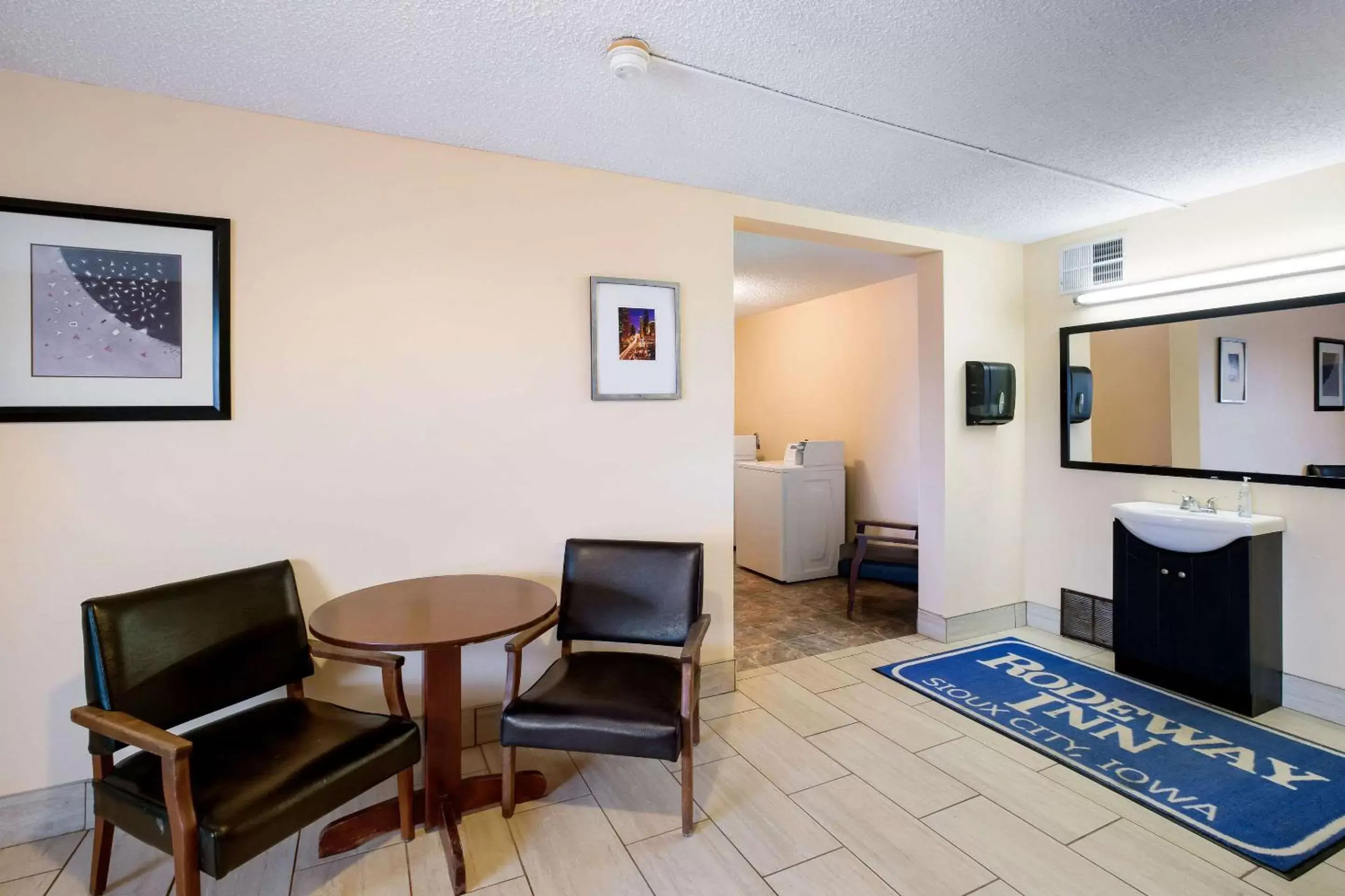 Lounge or bar, Seating Area in Rodeway Inn Sergeant Bluff - Sioux City