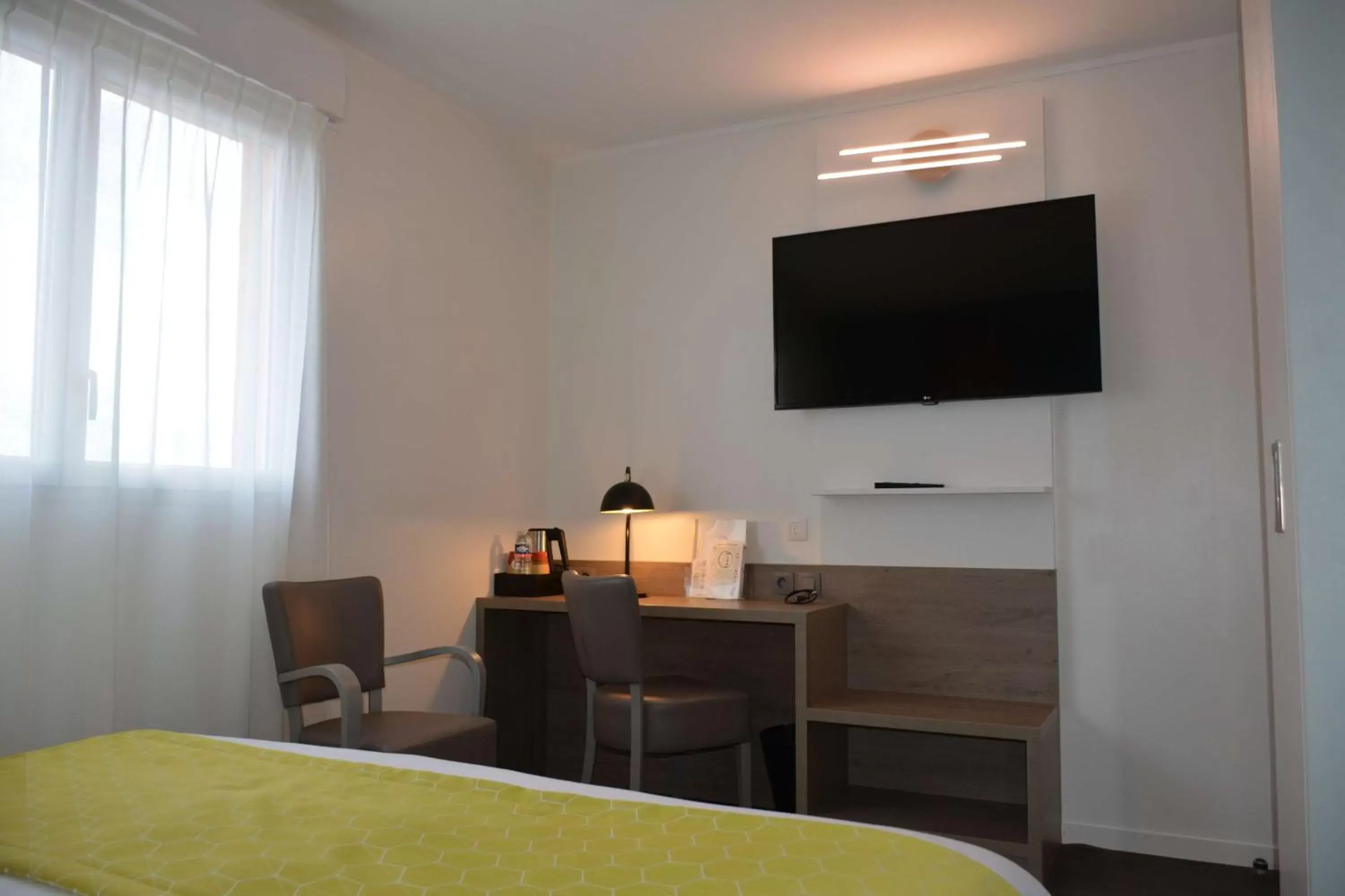 TV and multimedia, TV/Entertainment Center in Best Western Hotel Atlantys Zenith Nantes