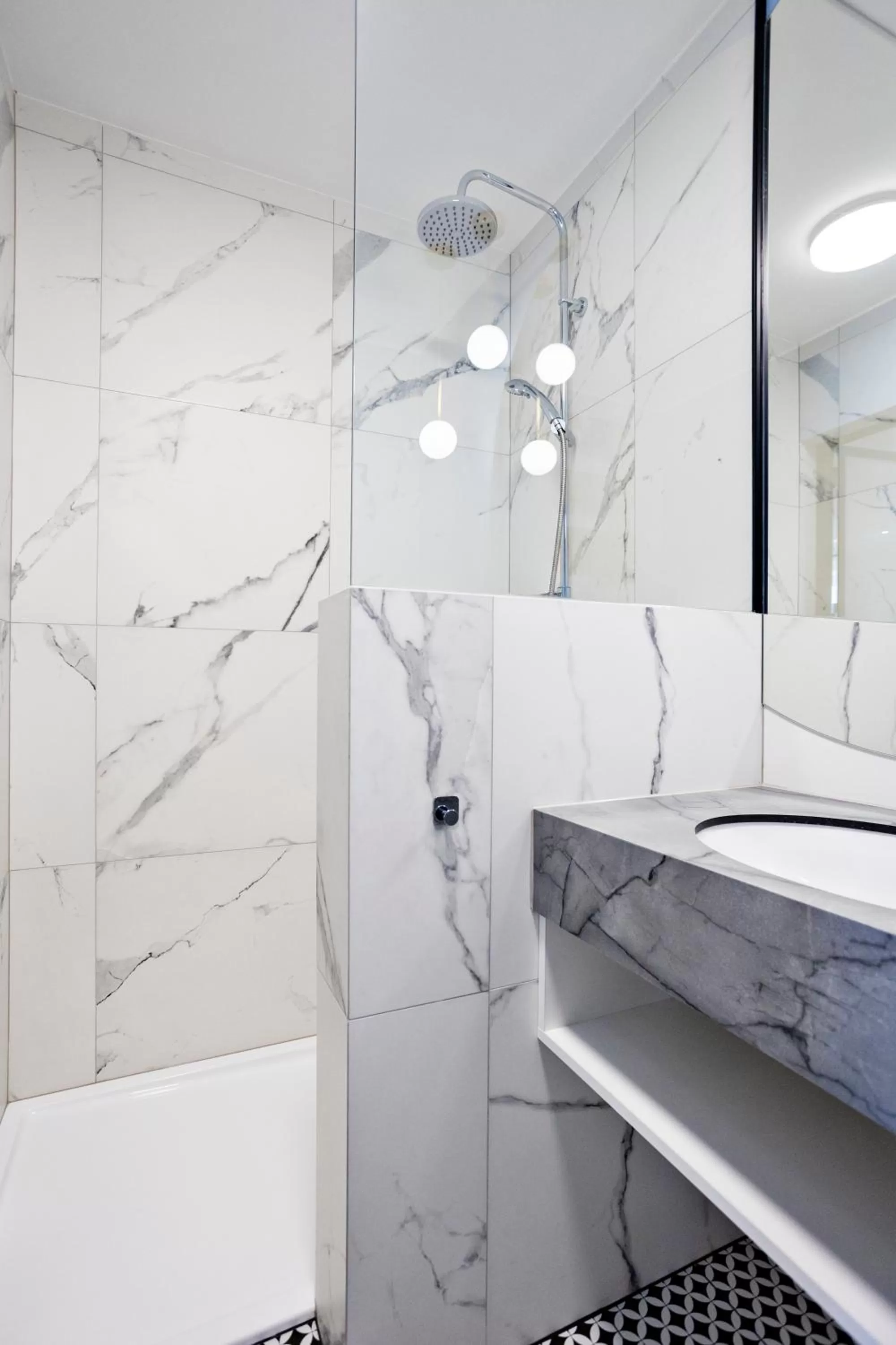 Shower in Szuflada Rooms