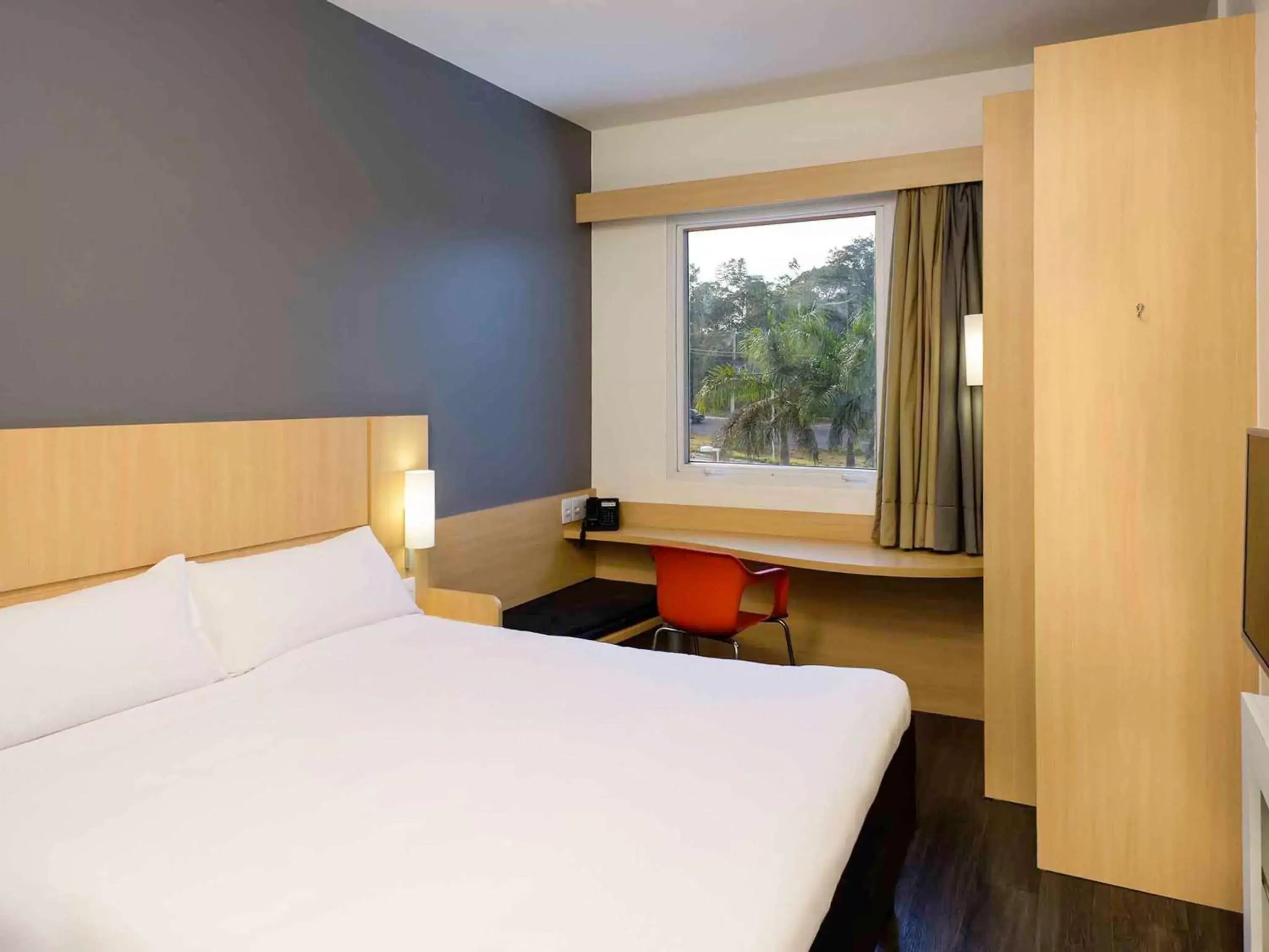 Property building, Bed in ibis Manaus Aeroporto