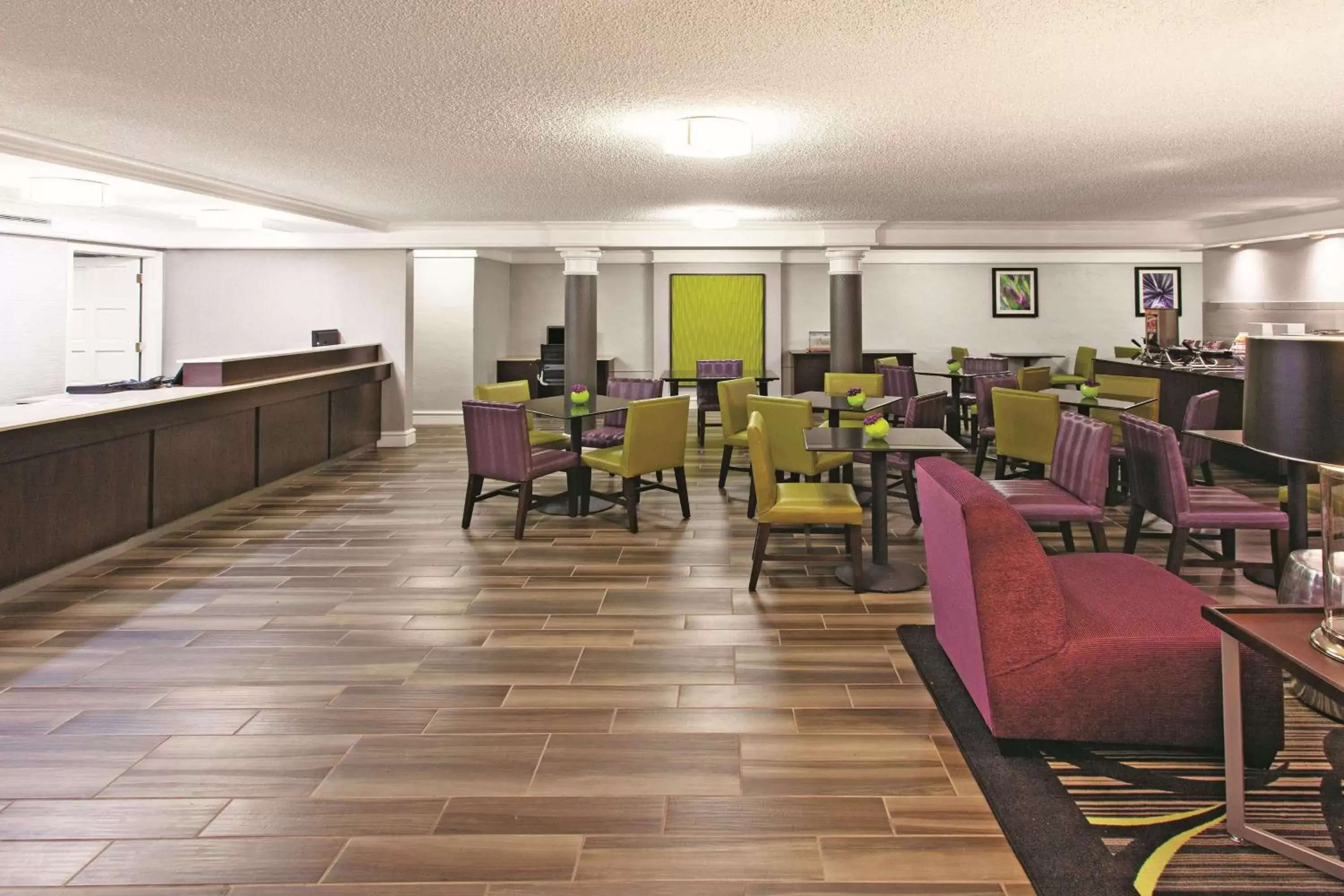 Lobby or reception, Restaurant/Places to Eat in La Quinta Inn by Wyndham Fresno Yosemite