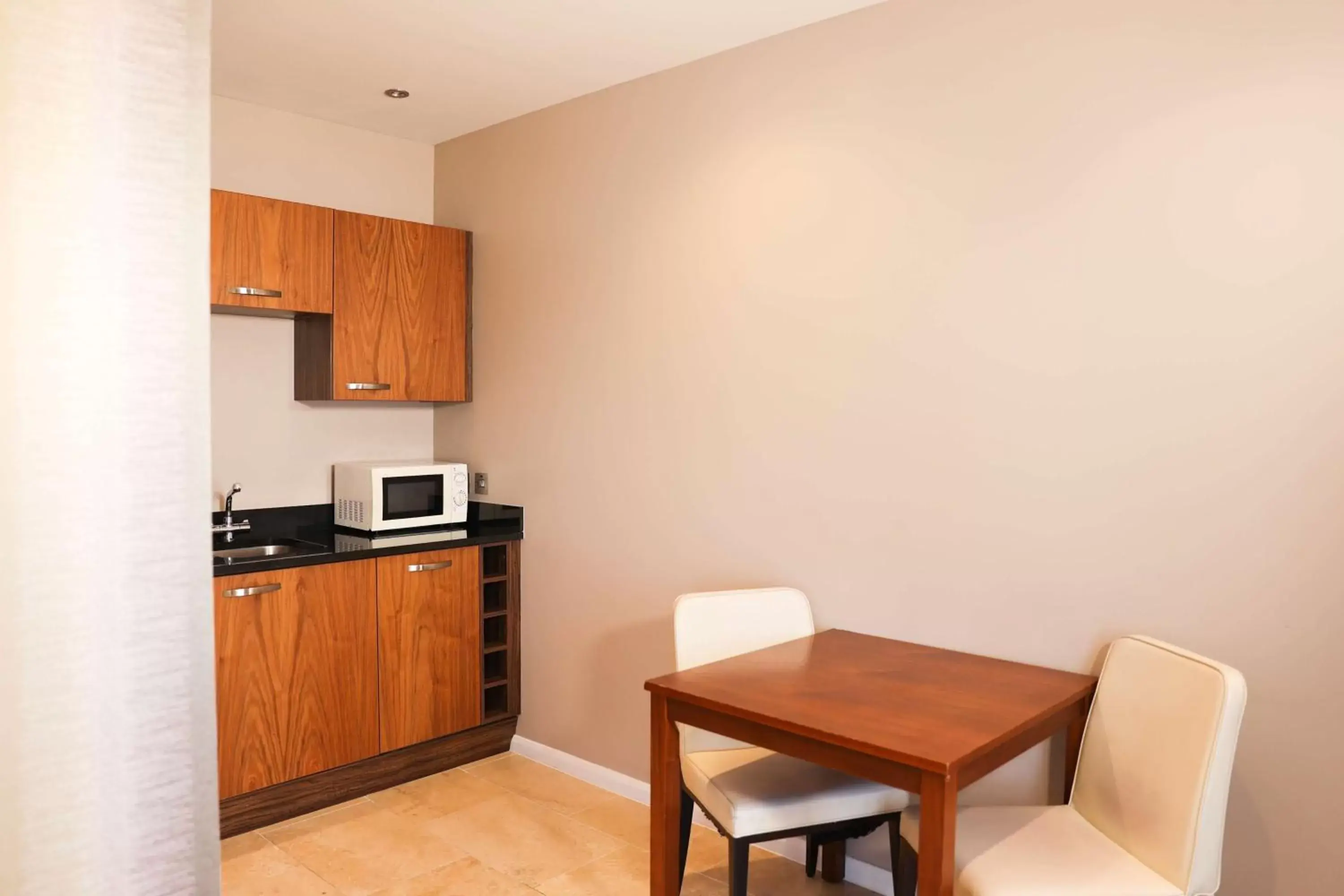 Kitchen or kitchenette, Kitchen/Kitchenette in DoubleTree By Hilton Milton Keynes