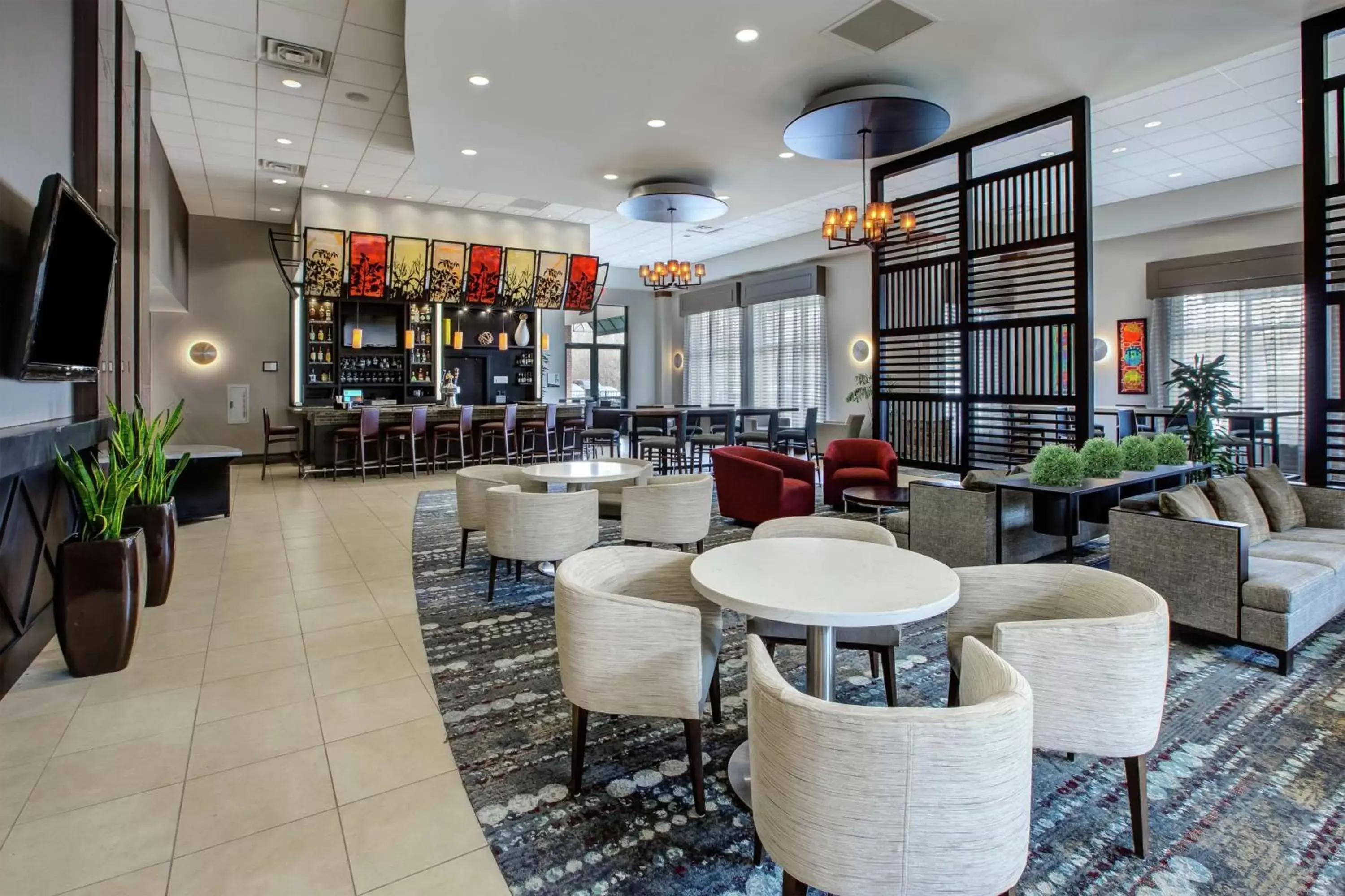 Lobby or reception, Lounge/Bar in Embassy Suites Columbus - Airport