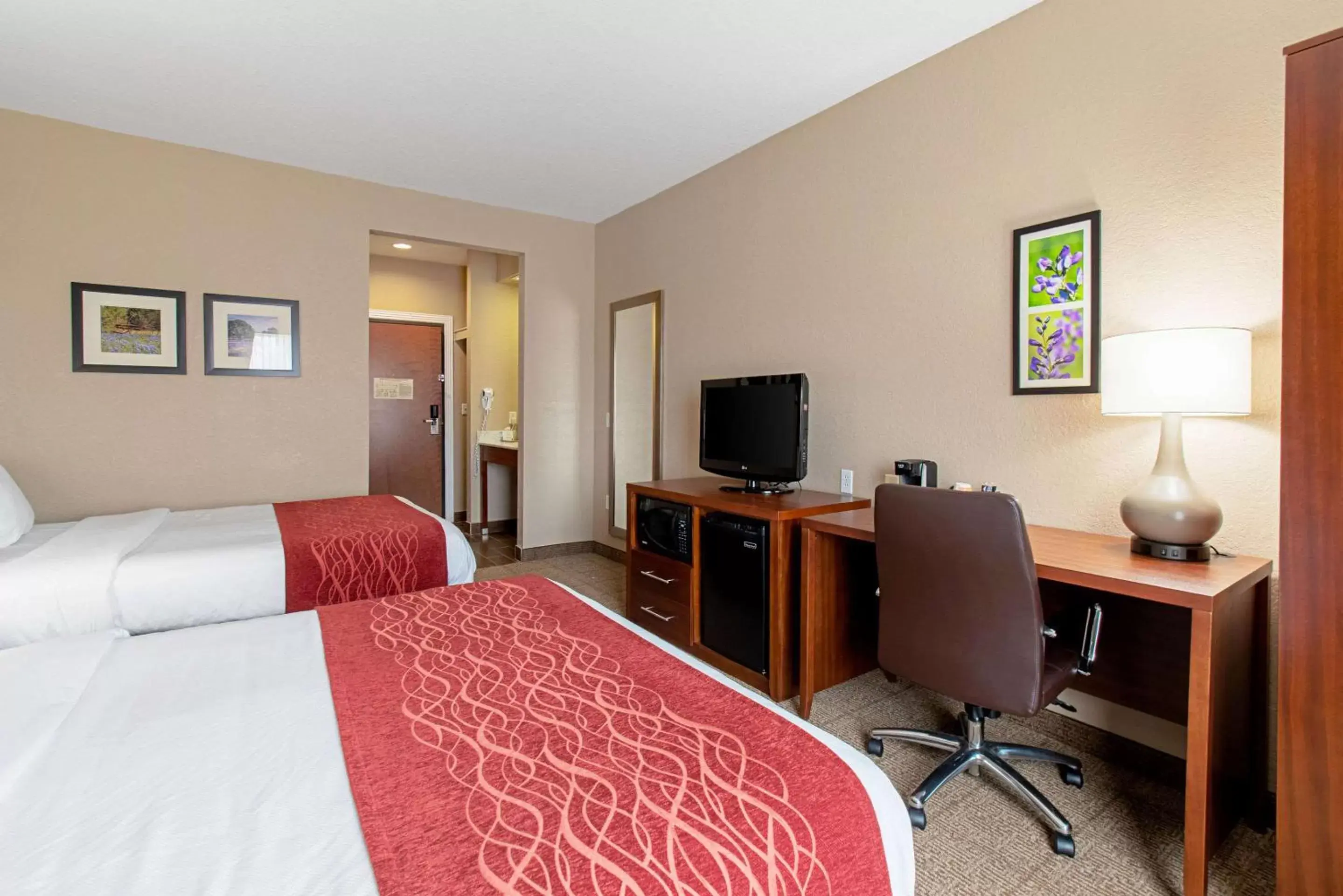 Photo of the whole room, TV/Entertainment Center in Comfort Inn and Suites Fredericksburg