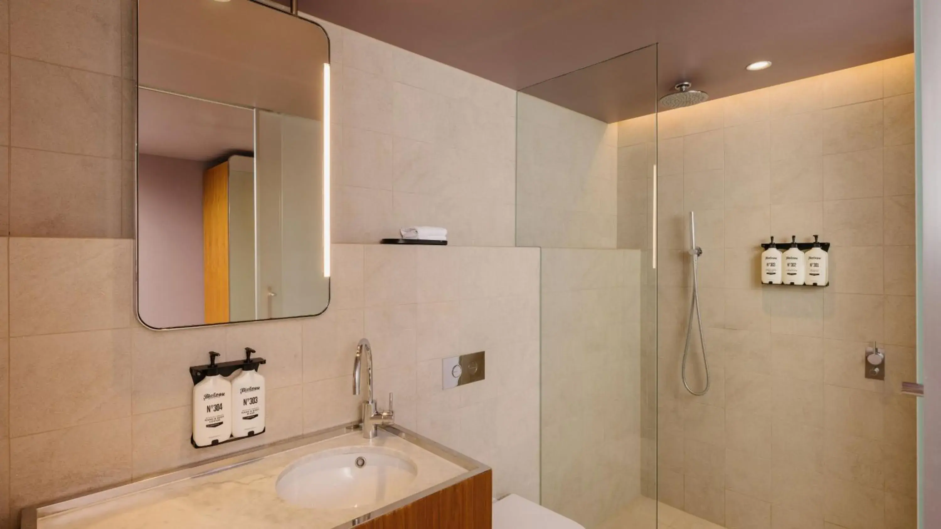 Photo of the whole room, Bathroom in Hotel Indigo Sydney Potts Point