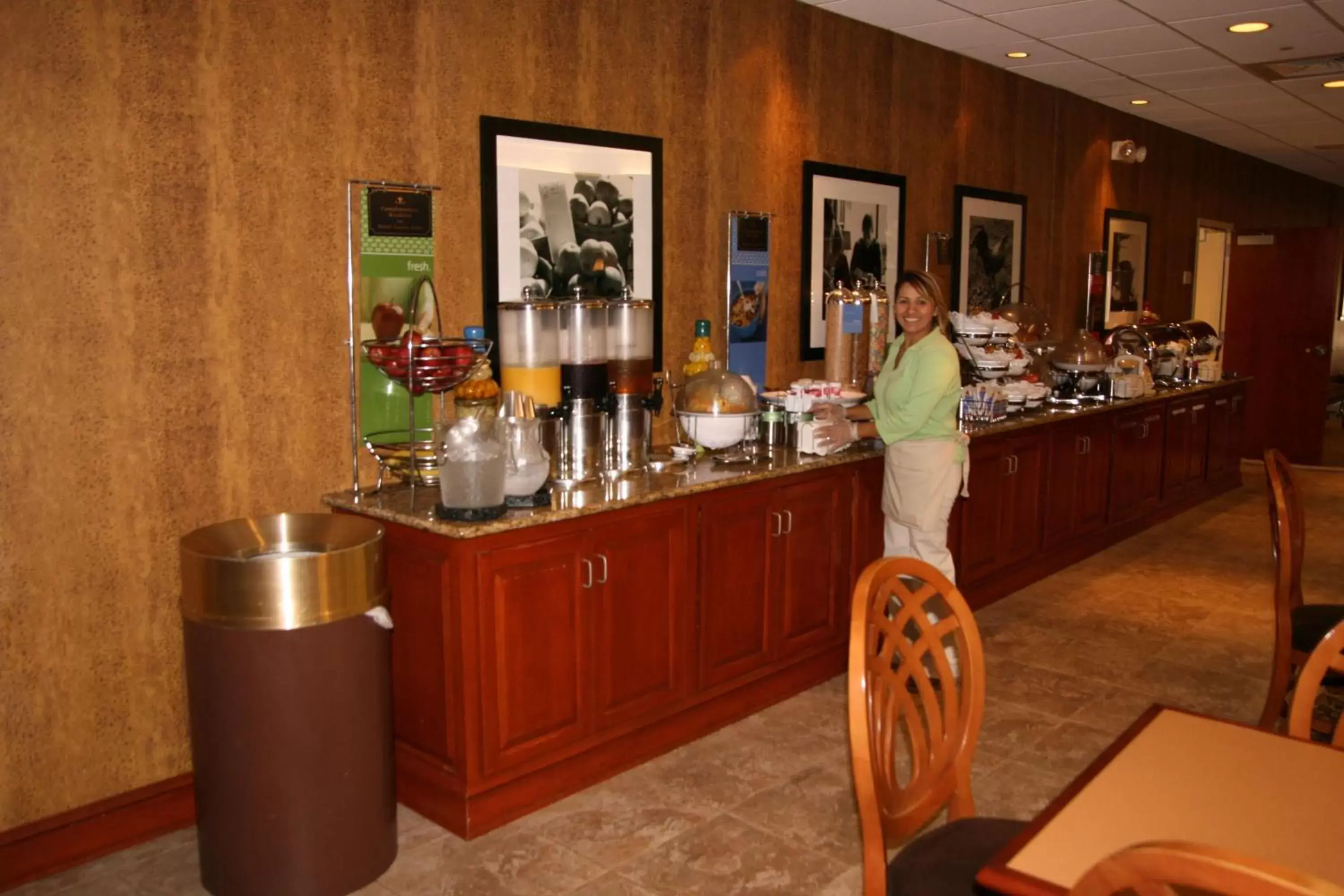 Dining area in Hampton Inn Woodbridge