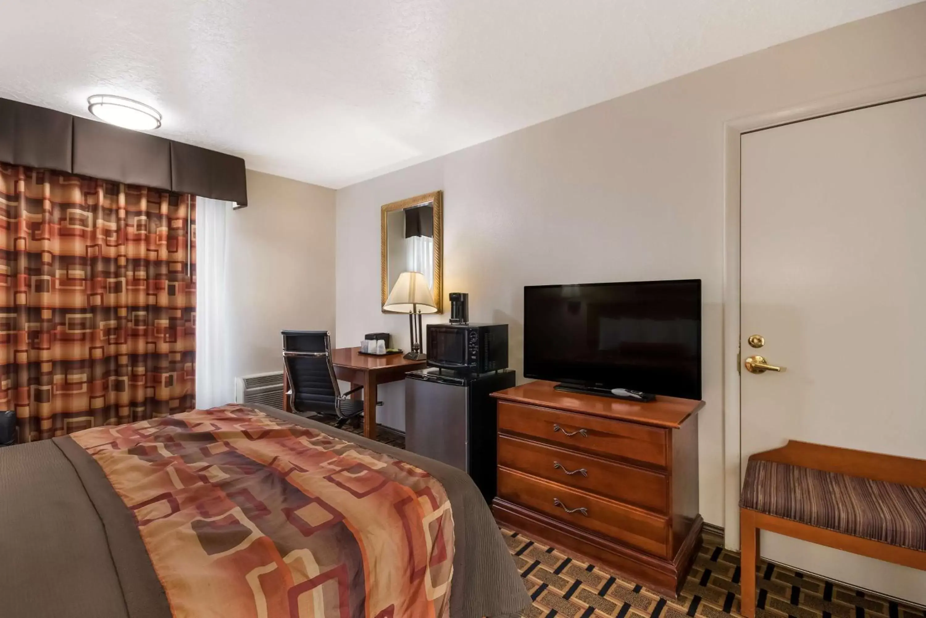 Bedroom, TV/Entertainment Center in SureStay Hotel by Best Western Duncan