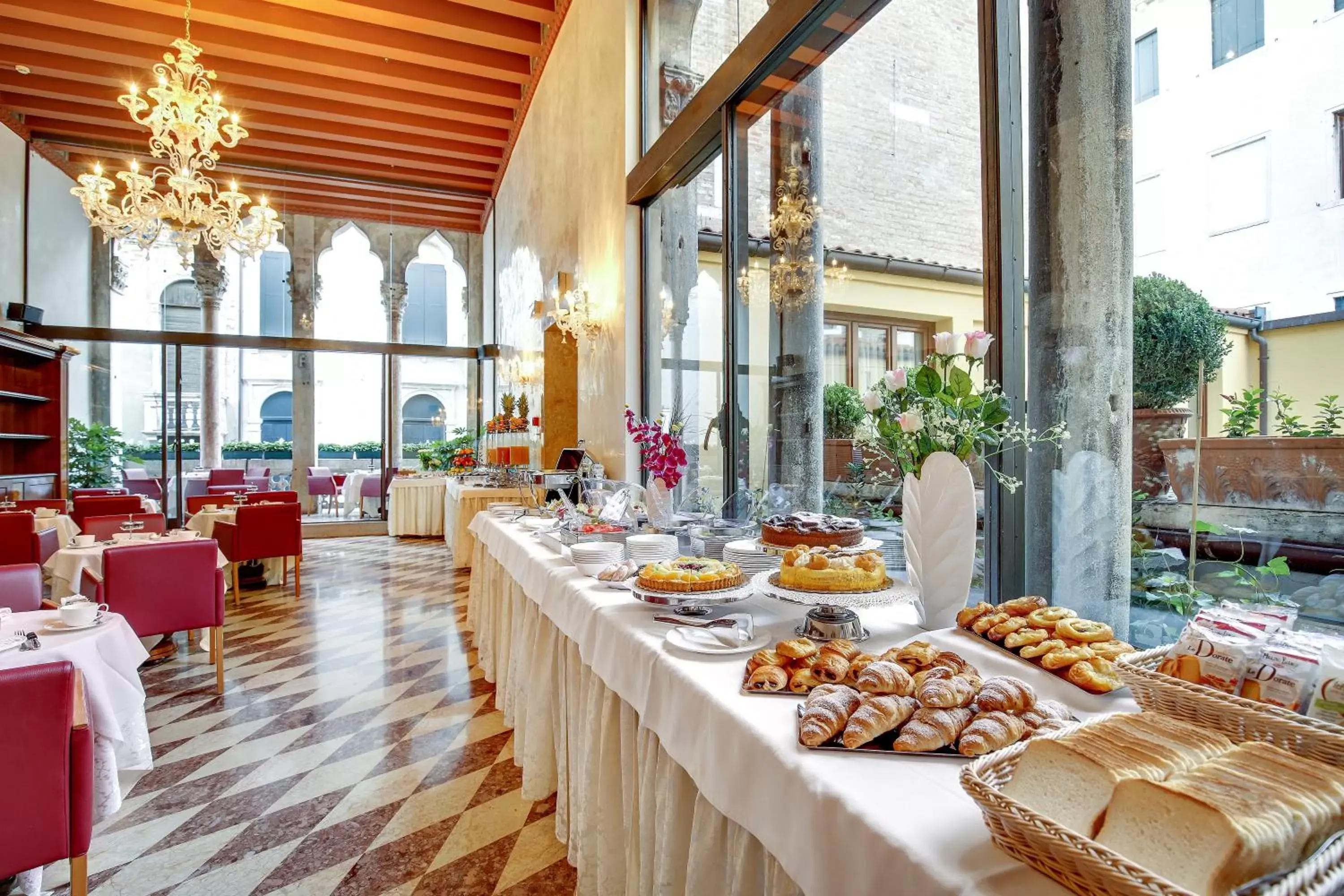 Food and drinks, Restaurant/Places to Eat in Hotel Donà Palace