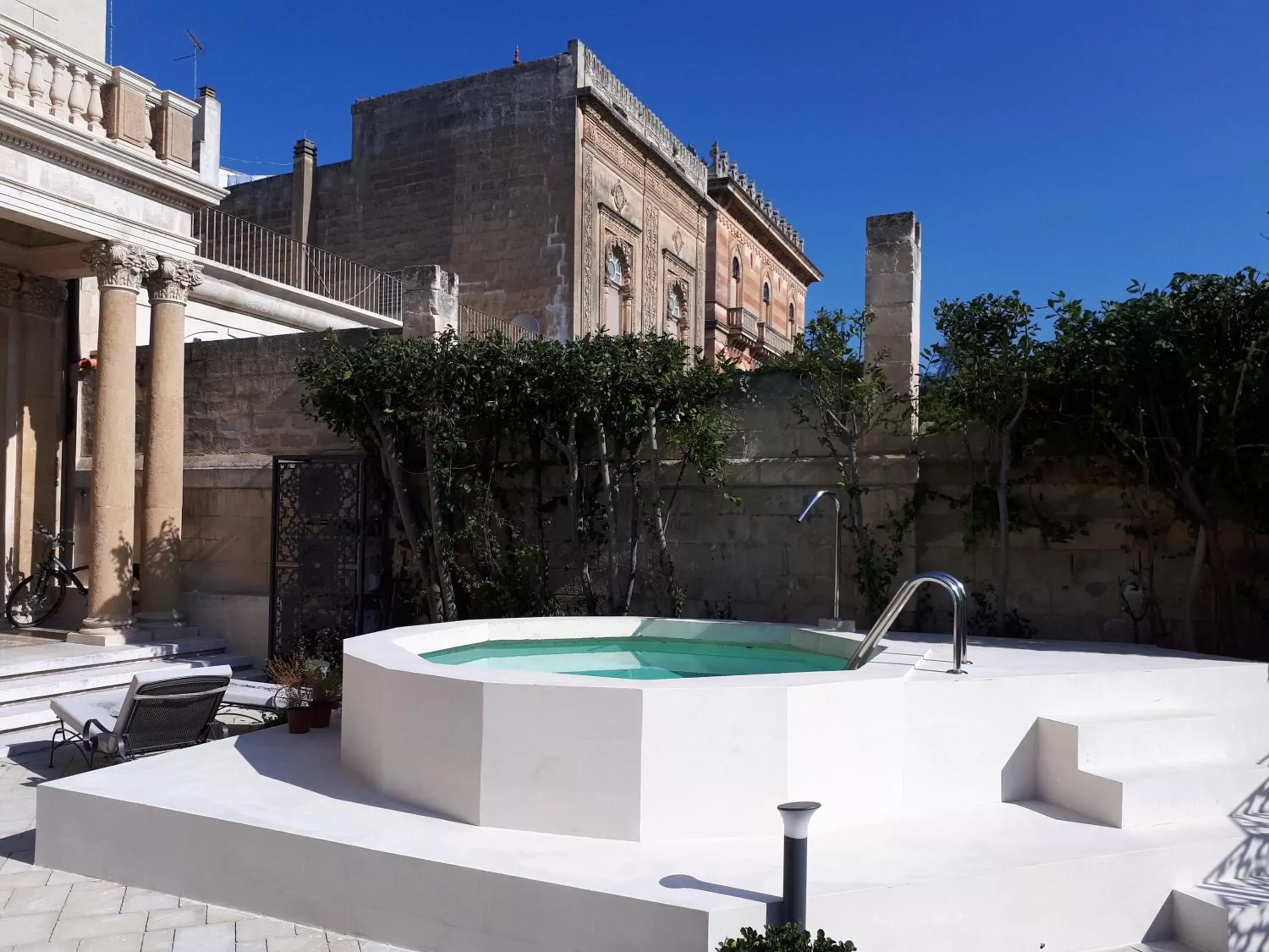 Property building, Swimming Pool in Dimora Charleston Lecce parcheggio privato in loco gratis