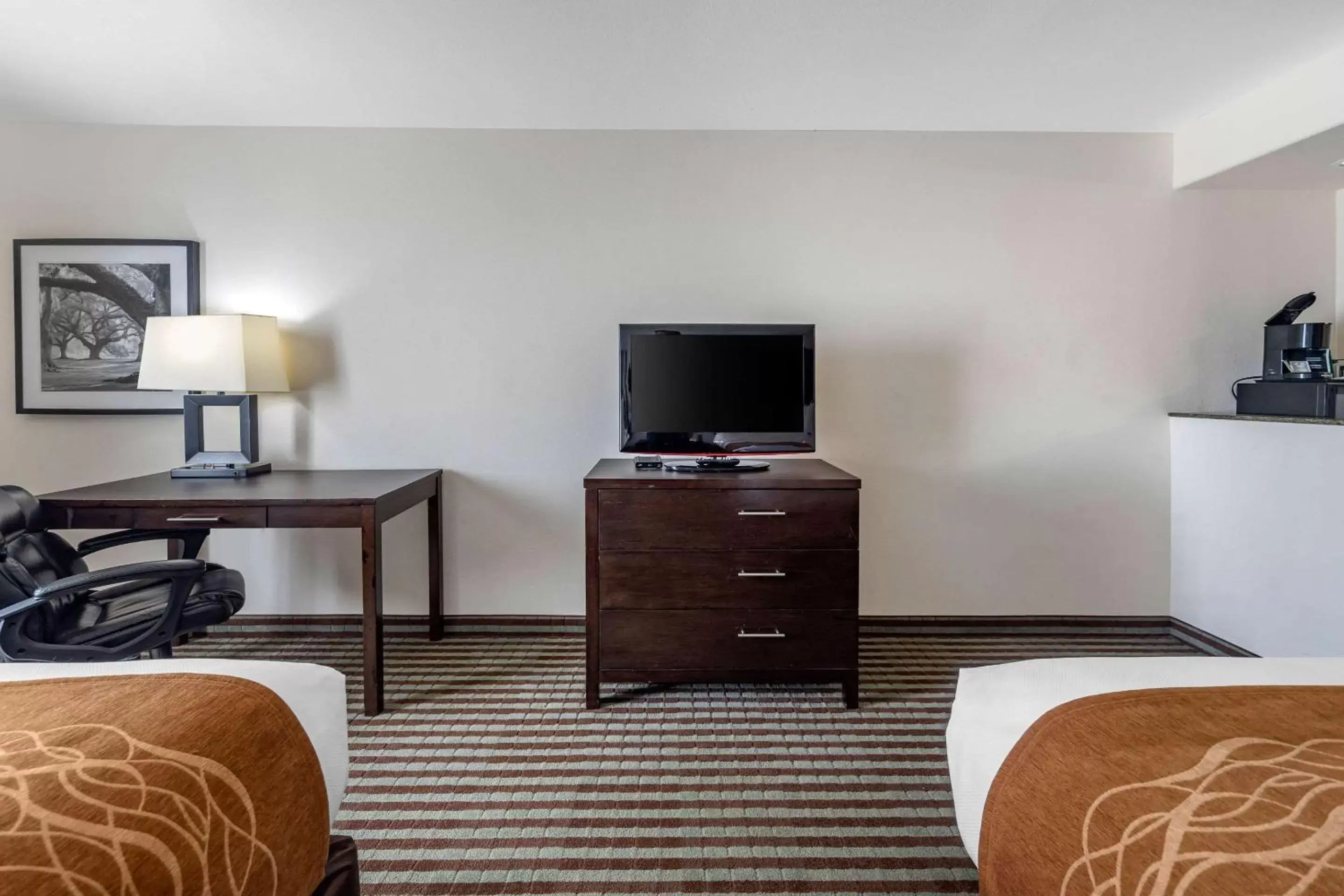 Photo of the whole room, TV/Entertainment Center in Comfort Inn & Suites Perry I-35