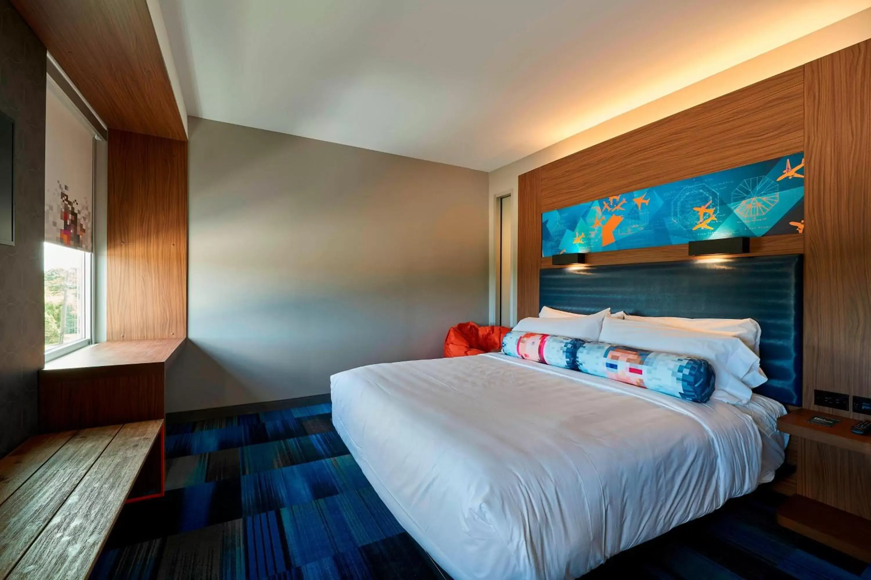 Photo of the whole room, Bed in Aloft Cleveland Airport