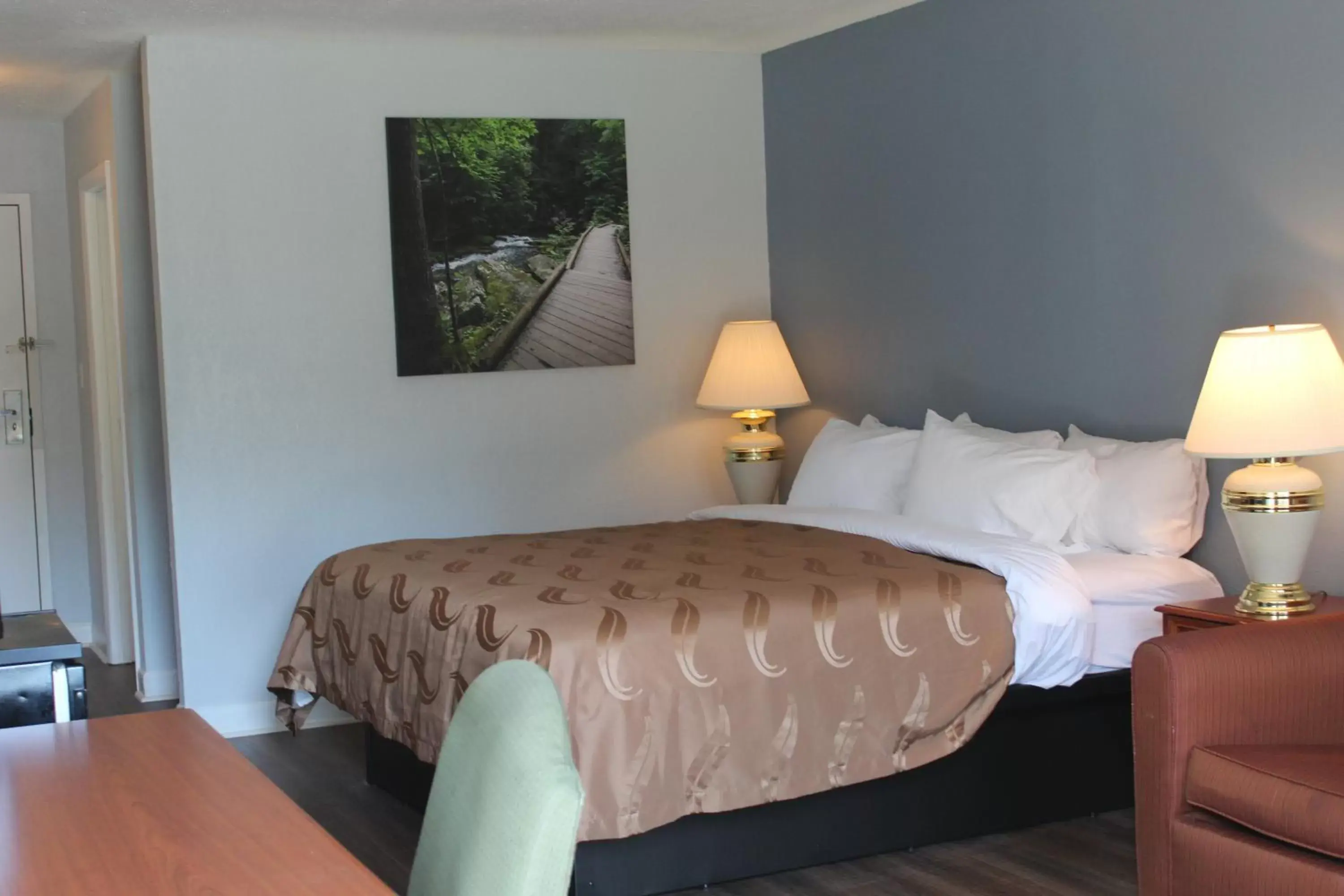 Bed in Quality Inn - On The Lake Clarksville-Boydton