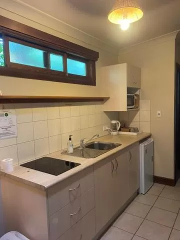 Kitchen or kitchenette in Tallow Beach Motel
