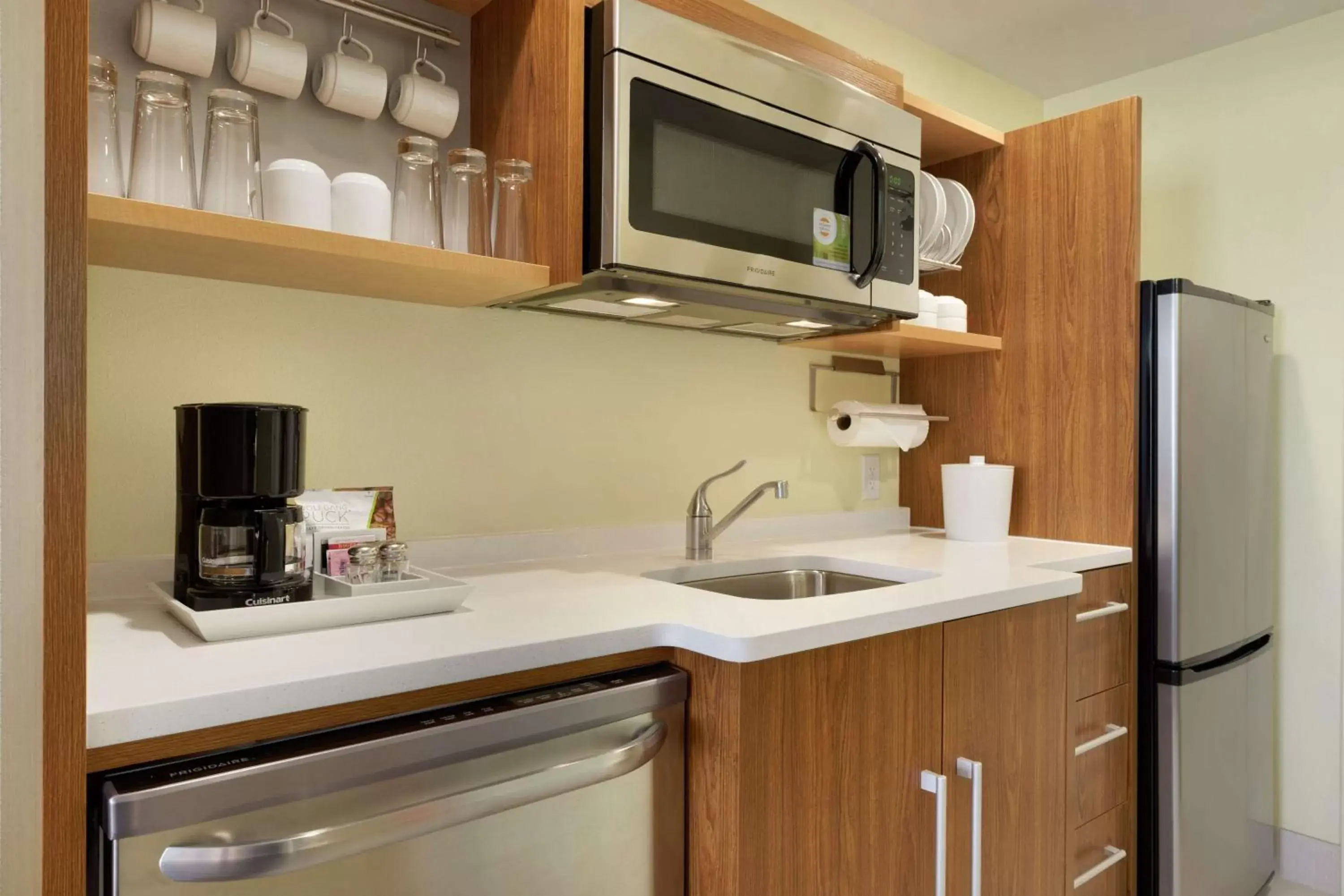 Kitchen or kitchenette, Kitchen/Kitchenette in Home2 Suites by Hilton Roseville Minneapolis