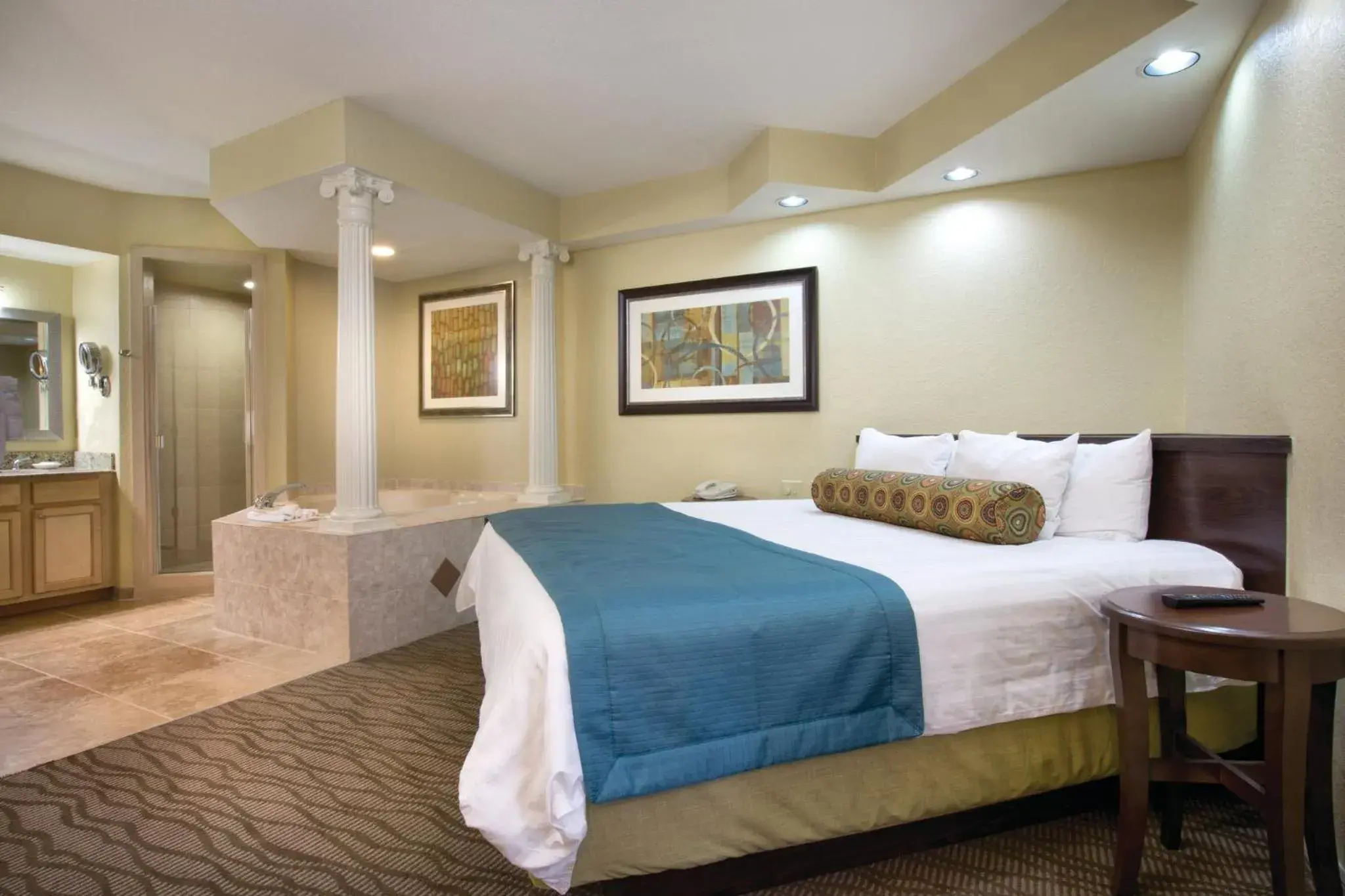 Photo of the whole room, Bed in Club Wyndham Star Island