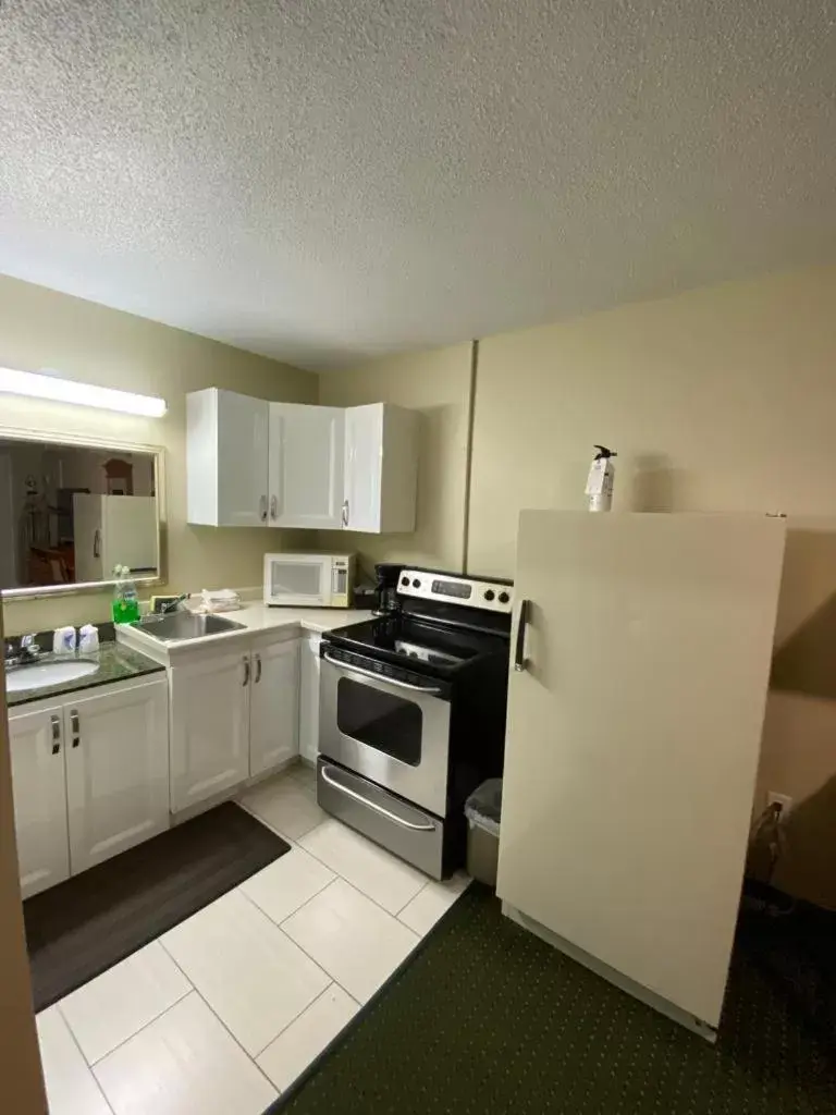 Kitchen/Kitchenette in Angus Inn Motel