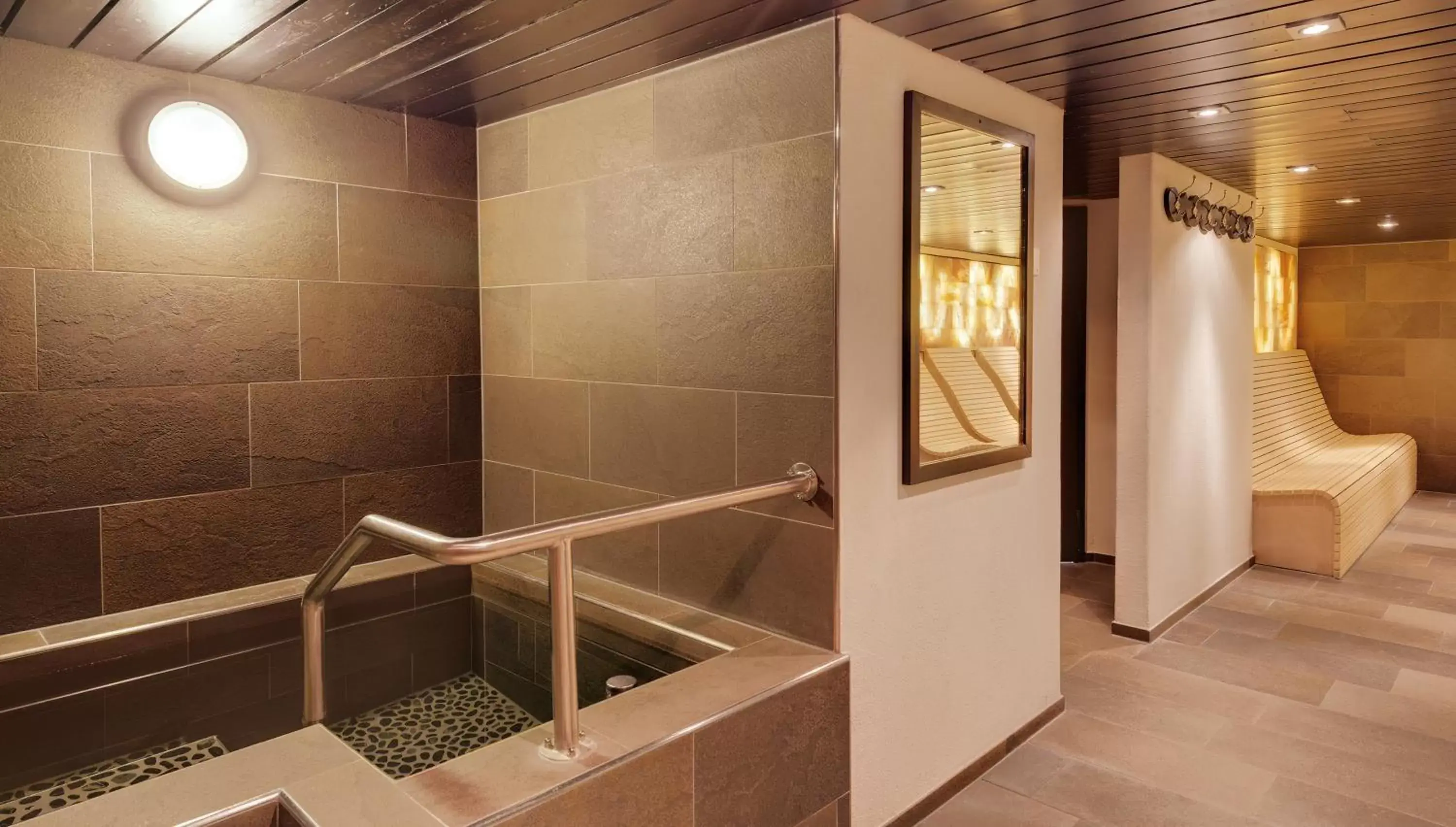 Spa and wellness centre/facilities, Bathroom in Morosani Posthotel