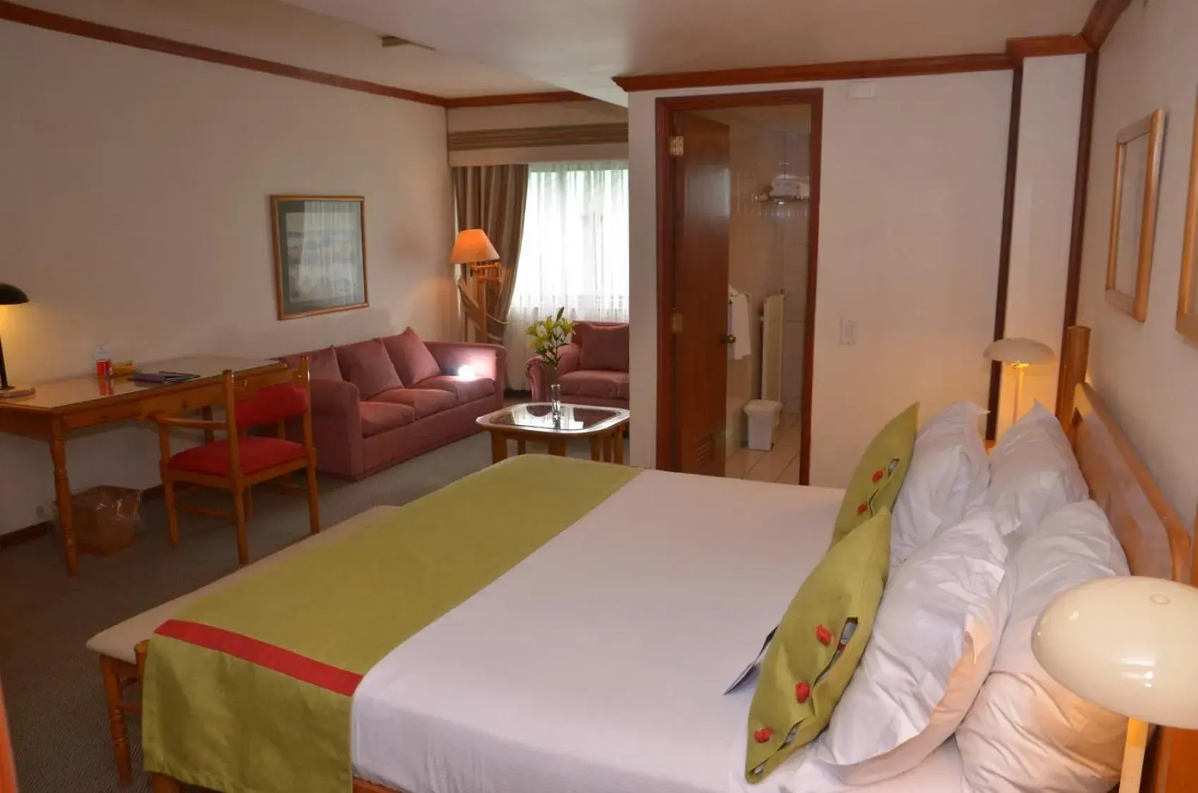 Photo of the whole room, Bed in abba Presidente Suites Puerto Montt