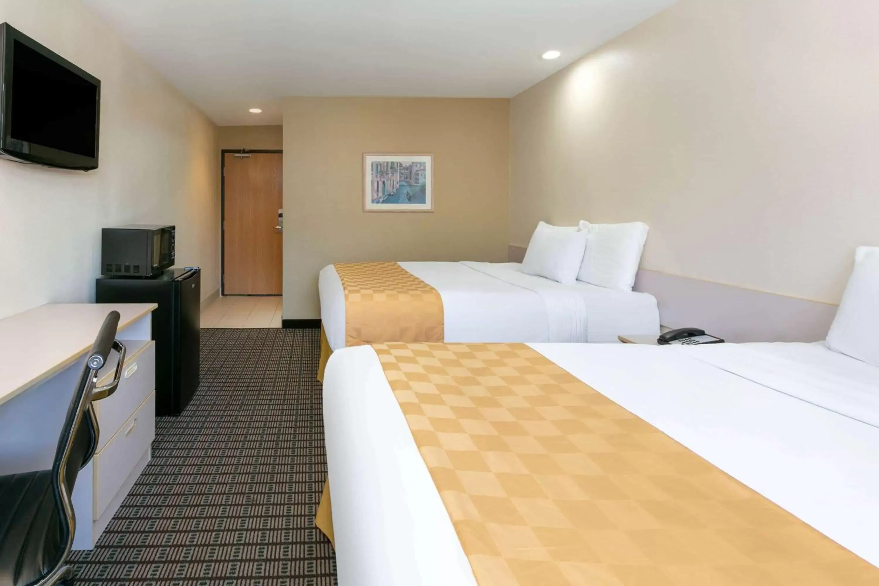 Photo of the whole room, Bed in Microtel Inn & Suites by Wyndham Arlington/Dallas Area