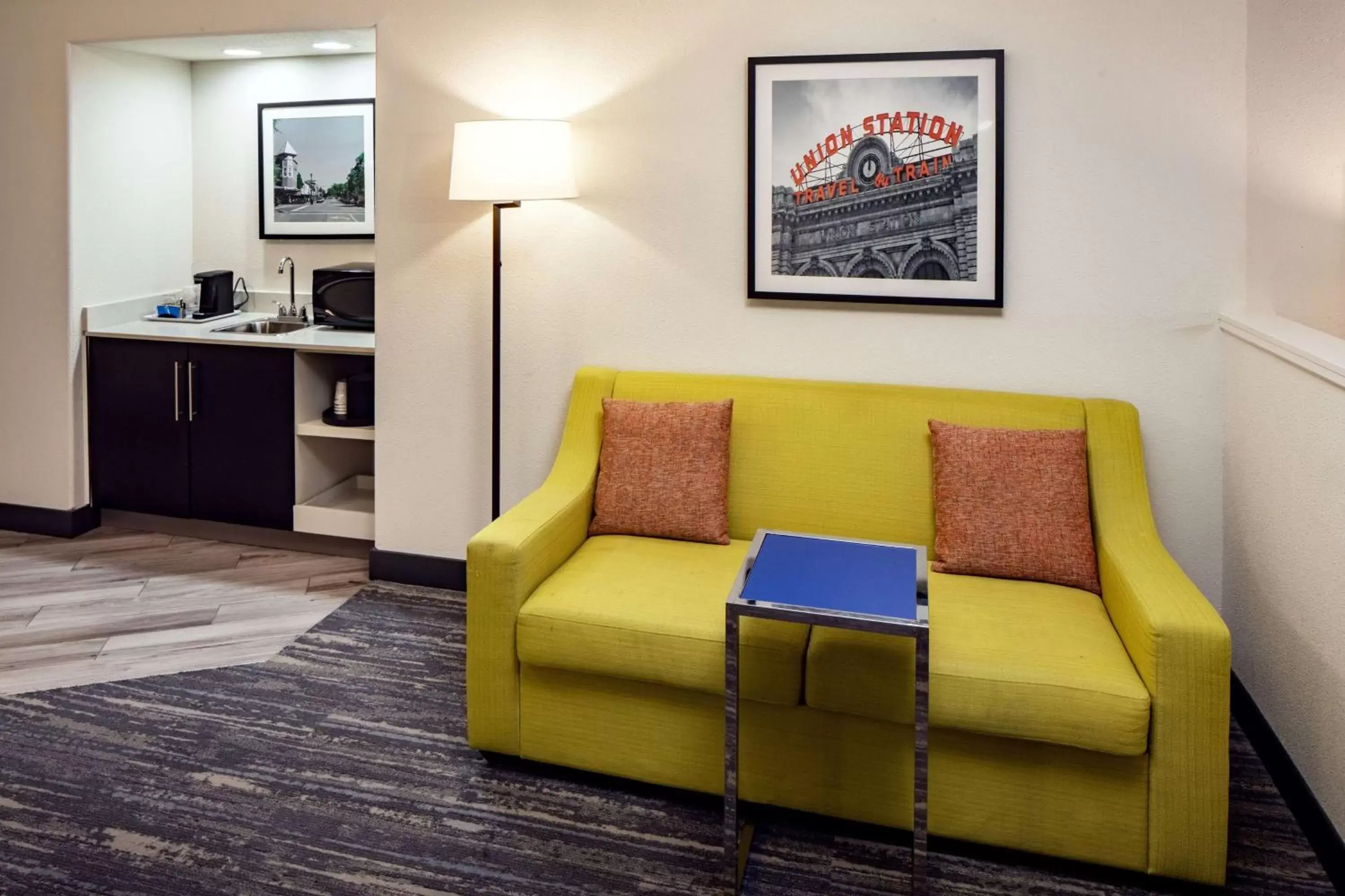 Living room, Seating Area in Hampton Inn & Suites Parker