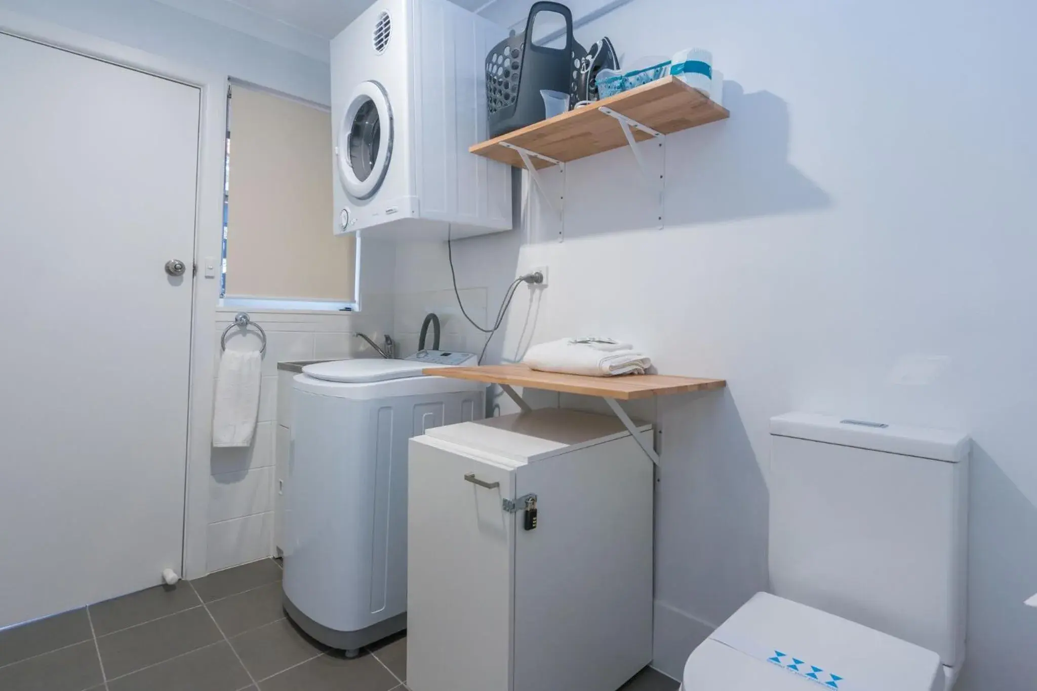 Kitchen/Kitchenette in West End Motor Lodge