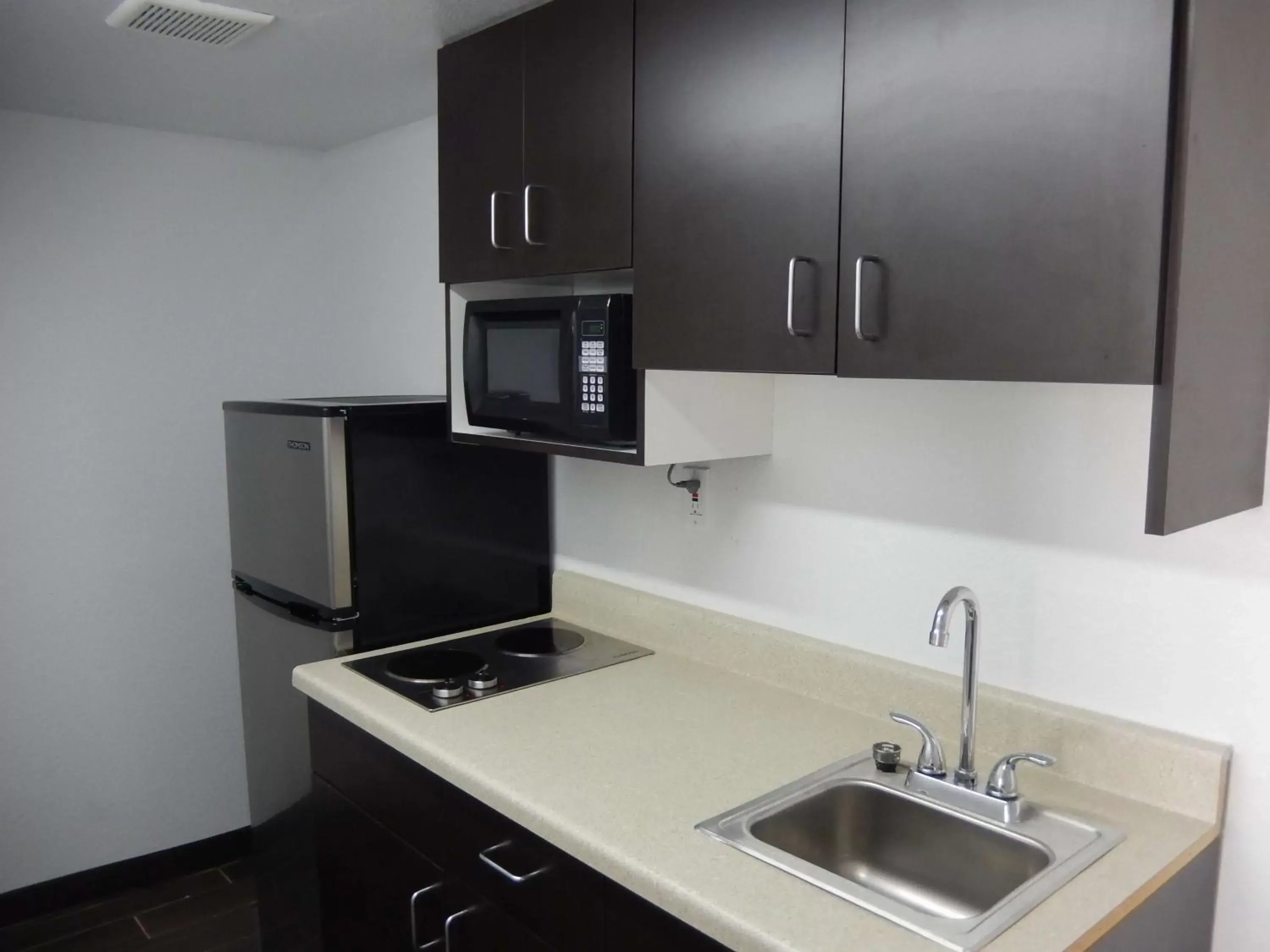 Kitchen or kitchenette, Kitchen/Kitchenette in Motel 6-Portland, TX