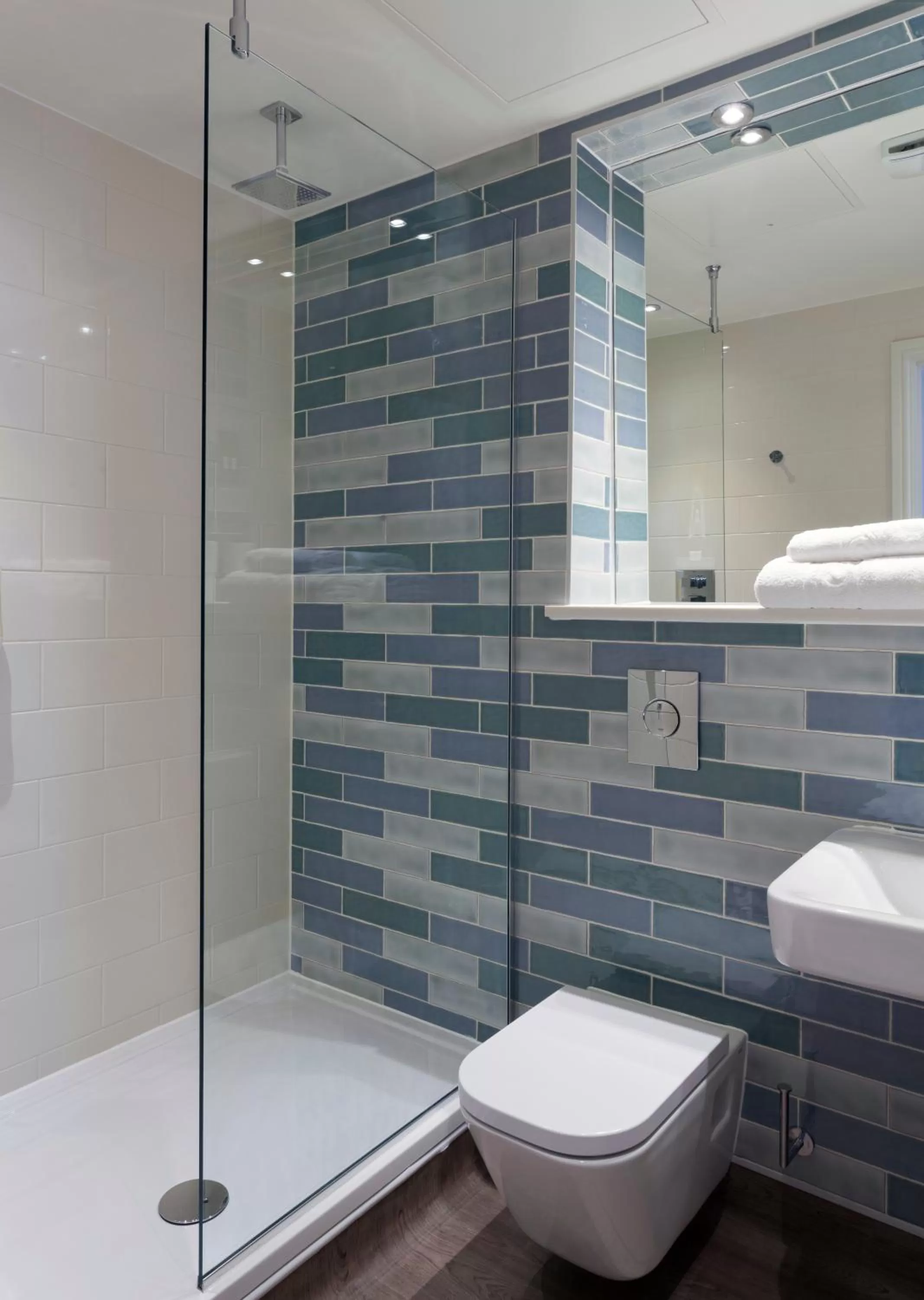 Bathroom in The White Hart Hotel Wetherspoon