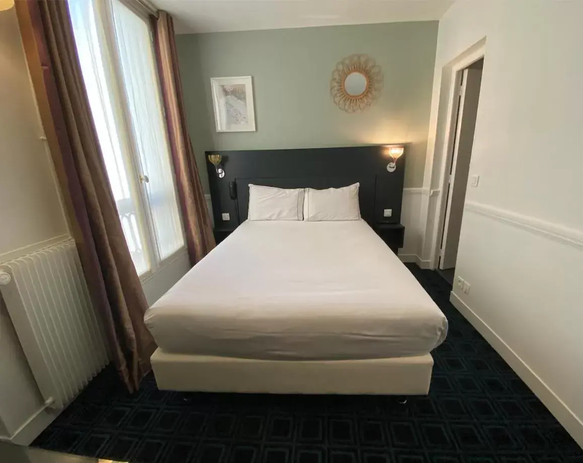 Bed, Room Photo in Hôtel Etoile Trocadéro