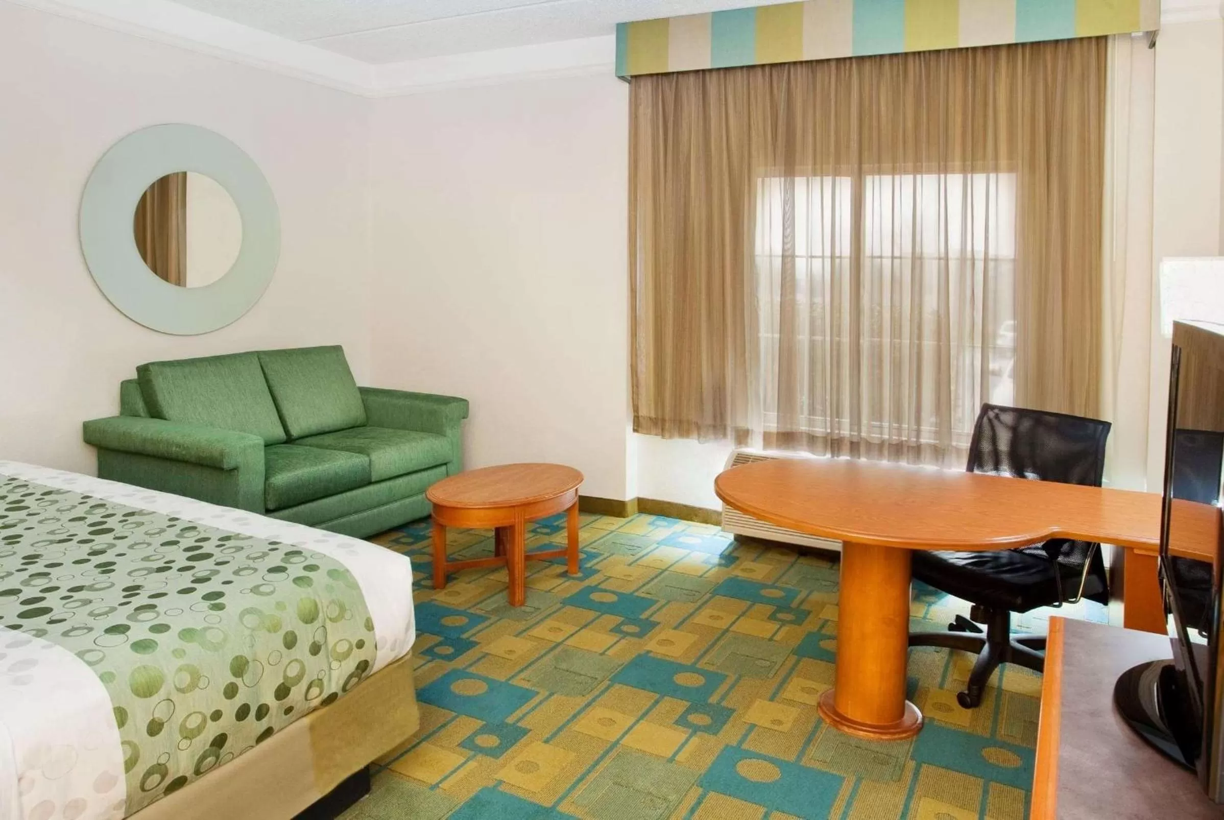 Photo of the whole room, Bed in La Quinta by Wyndham Greenville Haywood