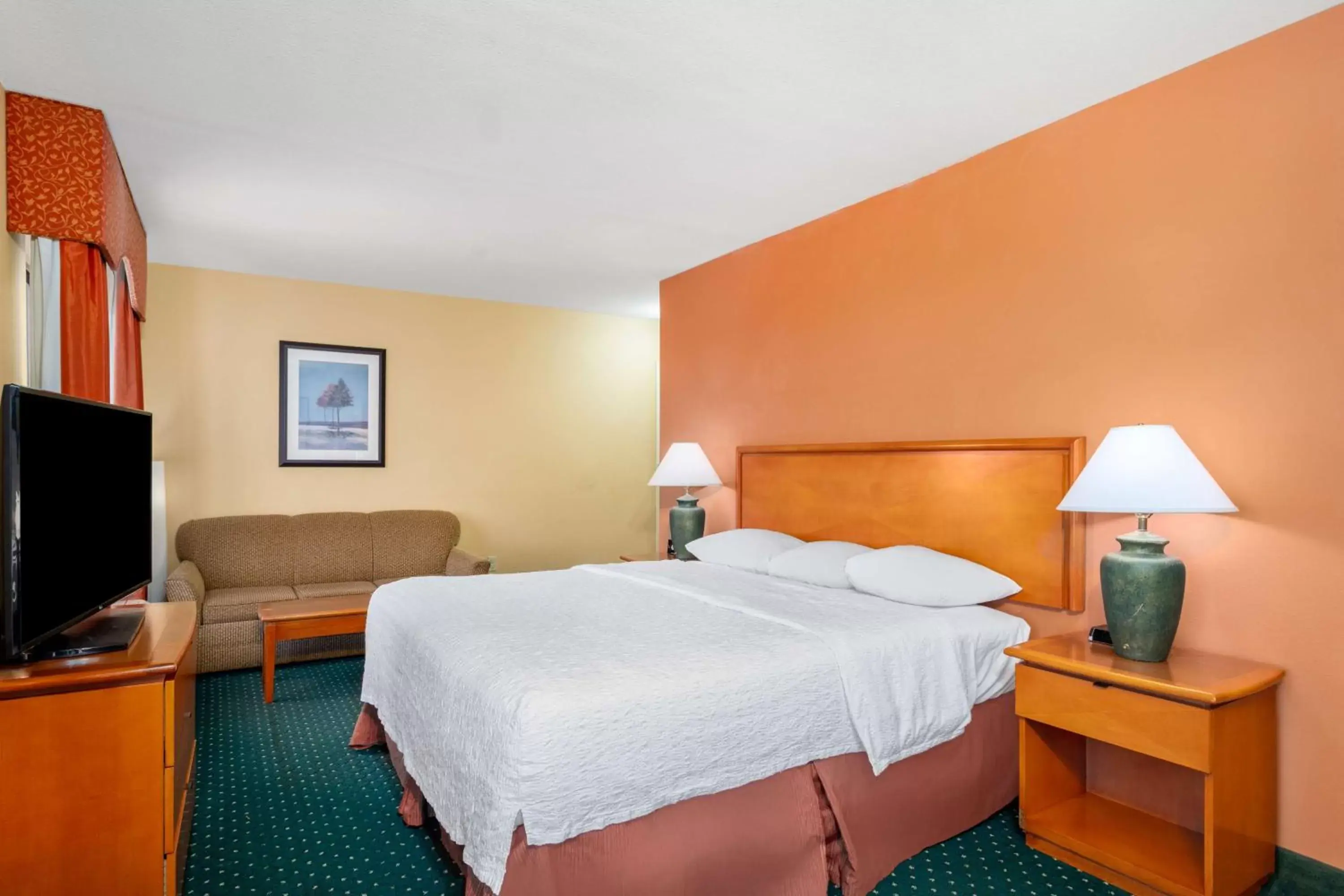 Bed in Hampton Inn & Suites Sacramento-Elk Grove Laguna I-5